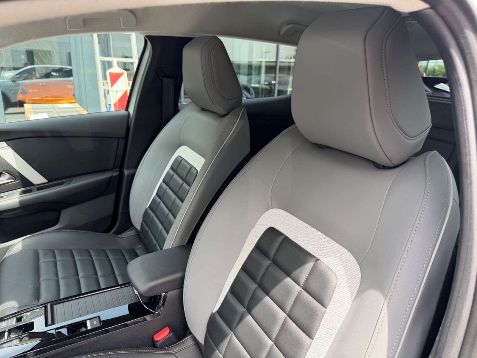 Fahrzeugabbildung Citroën C4 LIM MAX*FACELIFT*AUT*KAMERA*LEDER*LED*TOP