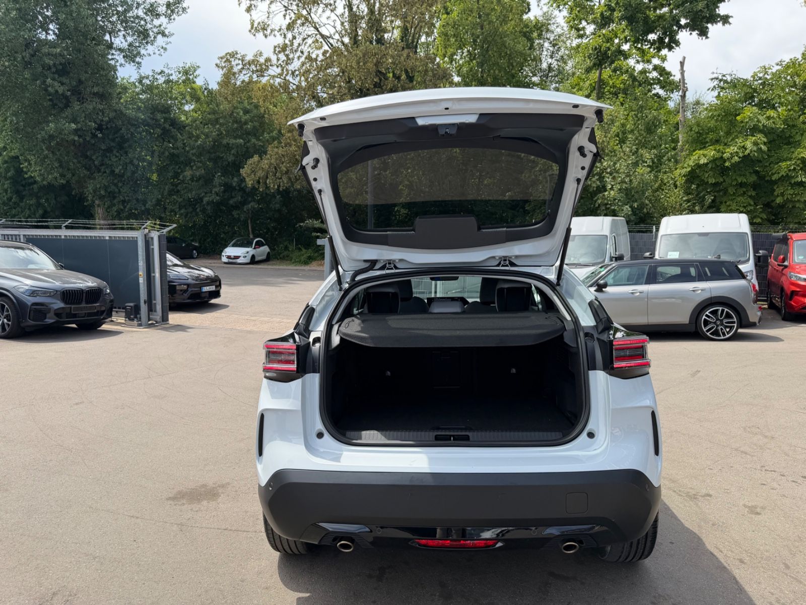 Fahrzeugabbildung Citroën C4 LIM MAX*FACELIFT*AUT*KAMERA*LEDER*LED*TOP