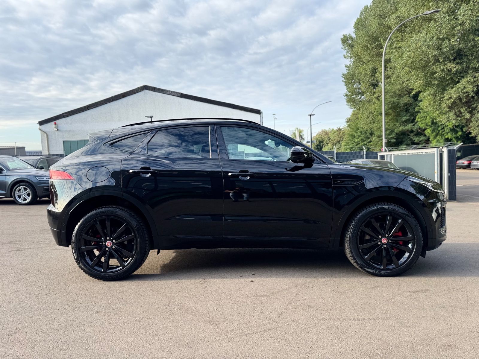 Fahrzeugabbildung Jaguar E-PACE R-DYNAMIC BLACK PAKET SE AWD*VOLL*