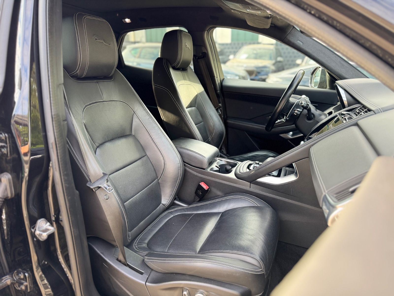 Fahrzeugabbildung Jaguar E-PACE R-DYNAMIC BLACK PAKET SE AWD*VOLL*