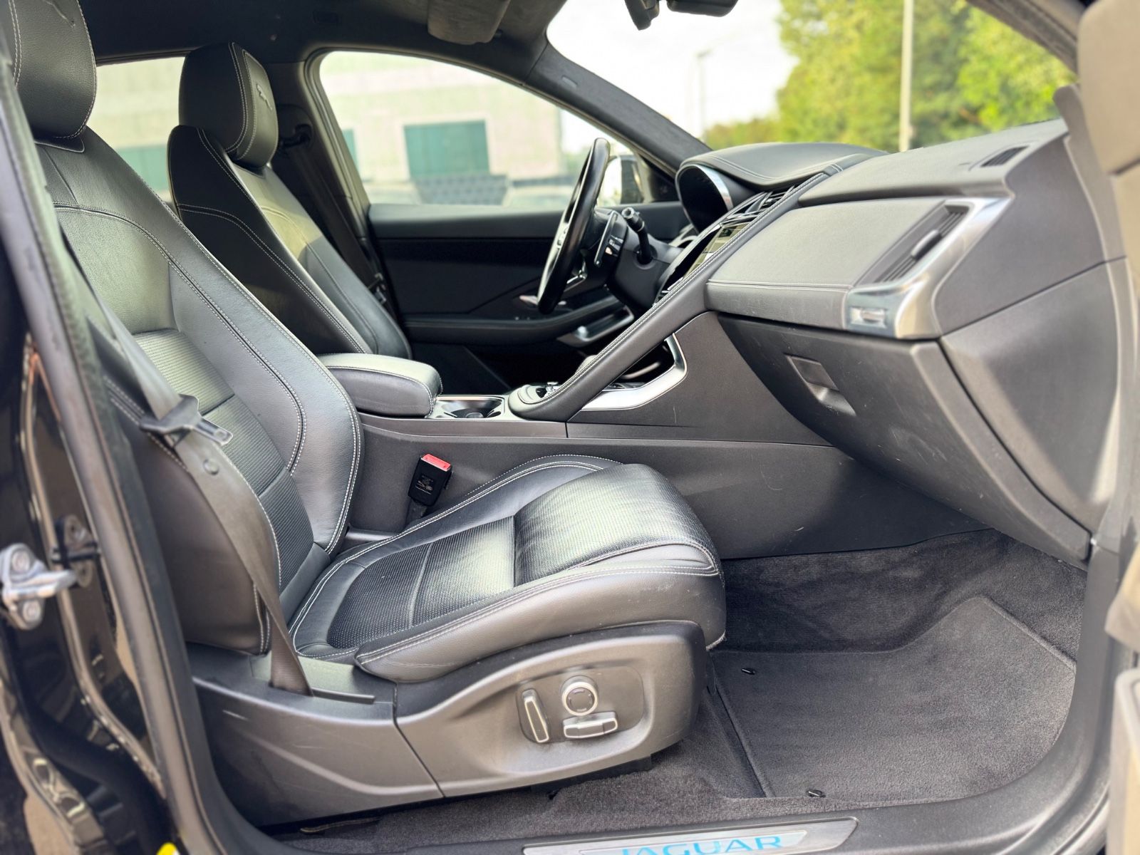 Fahrzeugabbildung Jaguar E-PACE R-DYNAMIC BLACK PAKET SE AWD*VOLL*