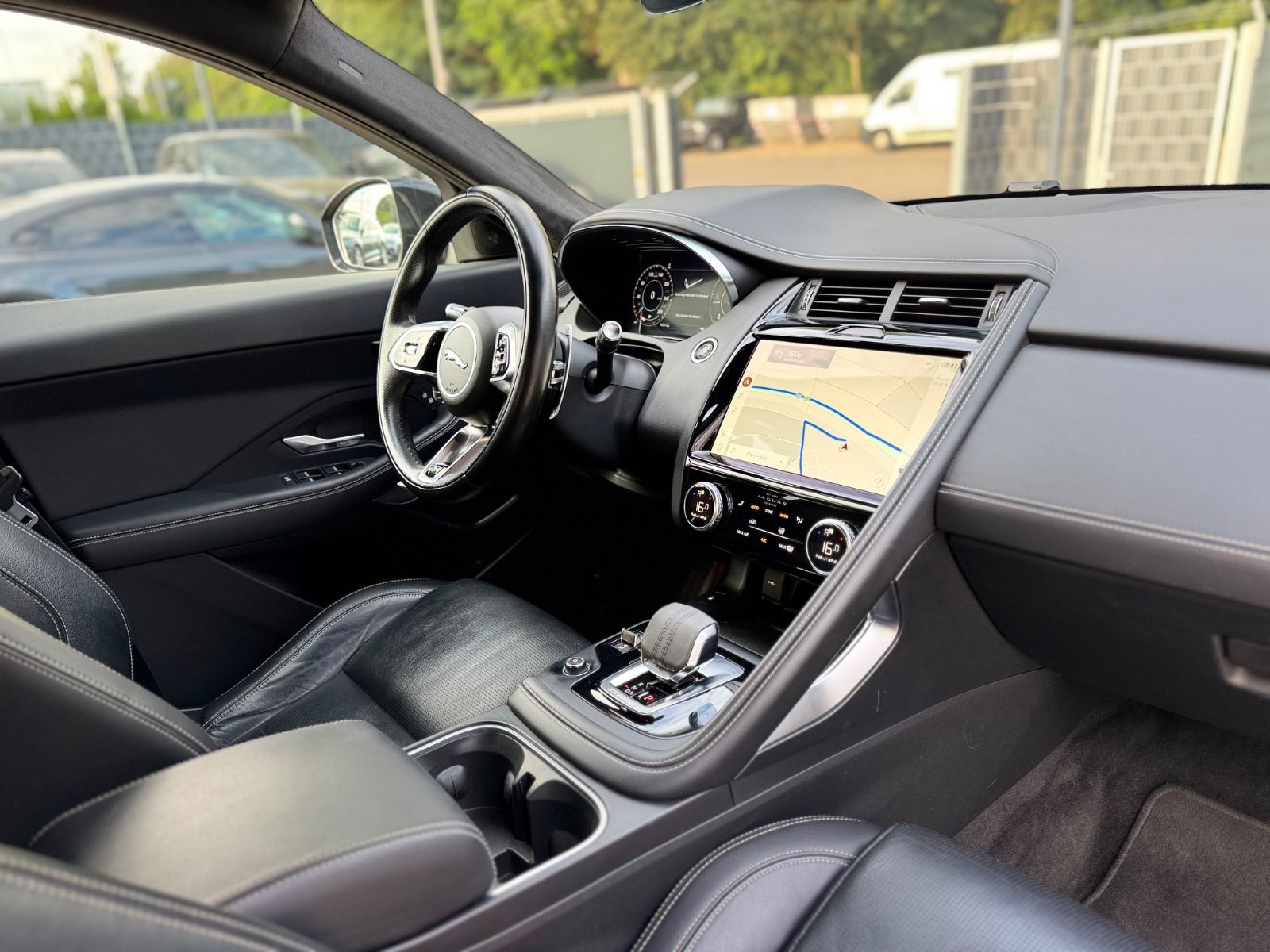 Fahrzeugabbildung Jaguar E-PACE R-DYNAMIC BLACK PAKET SE AWD*VOLL*