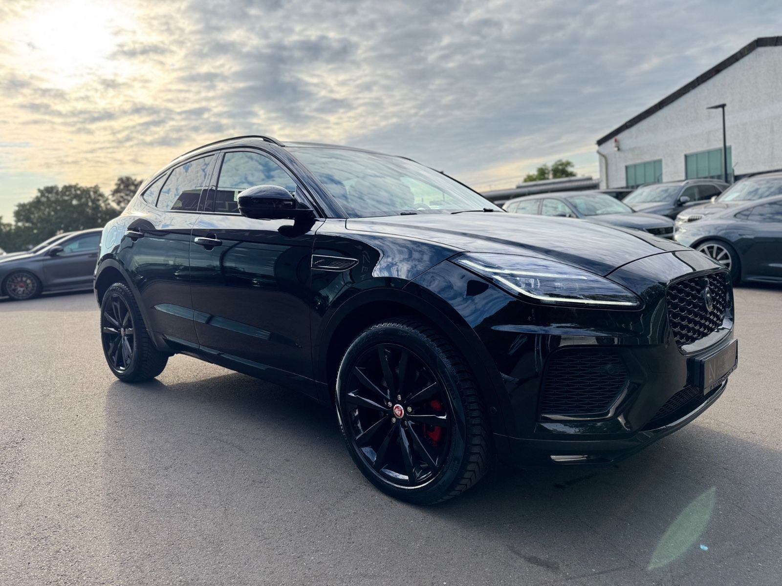 Fahrzeugabbildung Jaguar E-PACE R-DYNAMIC BLACK PAKET SE AWD*VOLL*