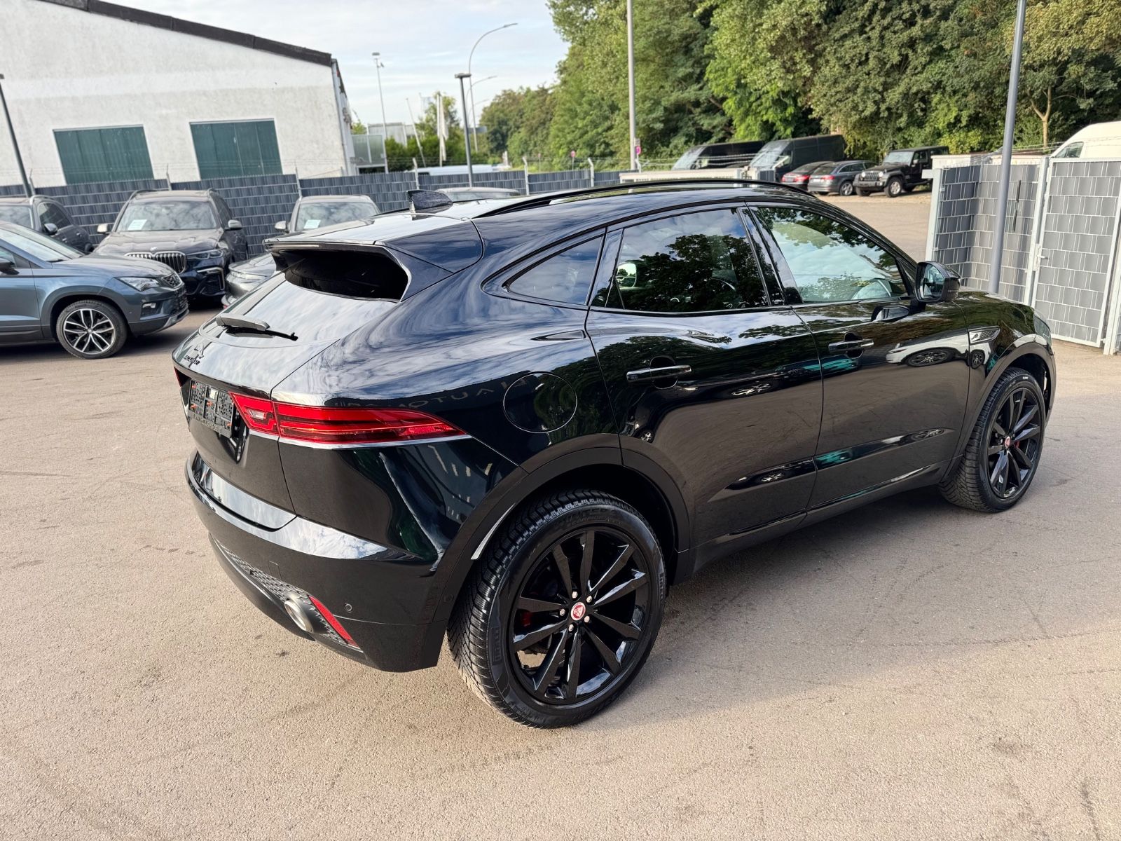 Fahrzeugabbildung Jaguar E-PACE R-DYNAMIC BLACK PAKET SE AWD*VOLL*