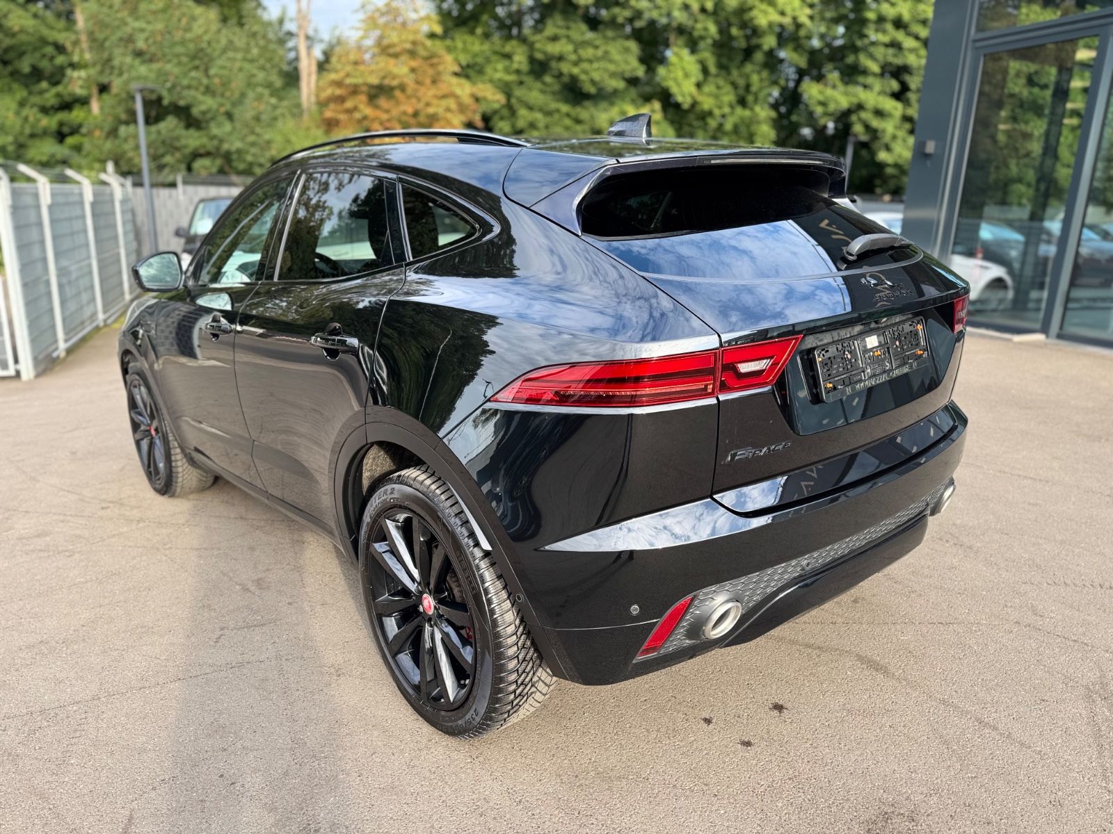 Fahrzeugabbildung Jaguar E-PACE R-DYNAMIC BLACK PAKET SE AWD*VOLL*
