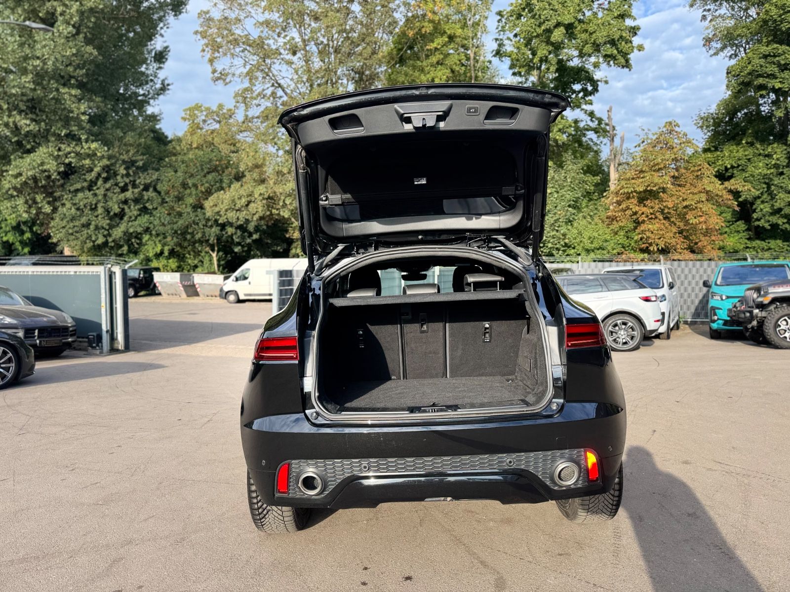 Fahrzeugabbildung Jaguar E-PACE R-DYNAMIC BLACK PAKET SE AWD*VOLL*