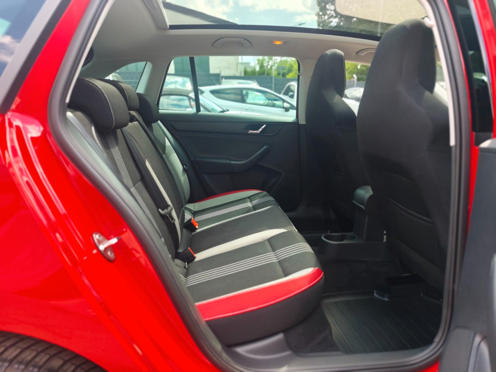 Fahrzeugabbildung SKODA RAPID LIM* MONTE CARLO *NAVI*PANO*SHZ*2.HAND