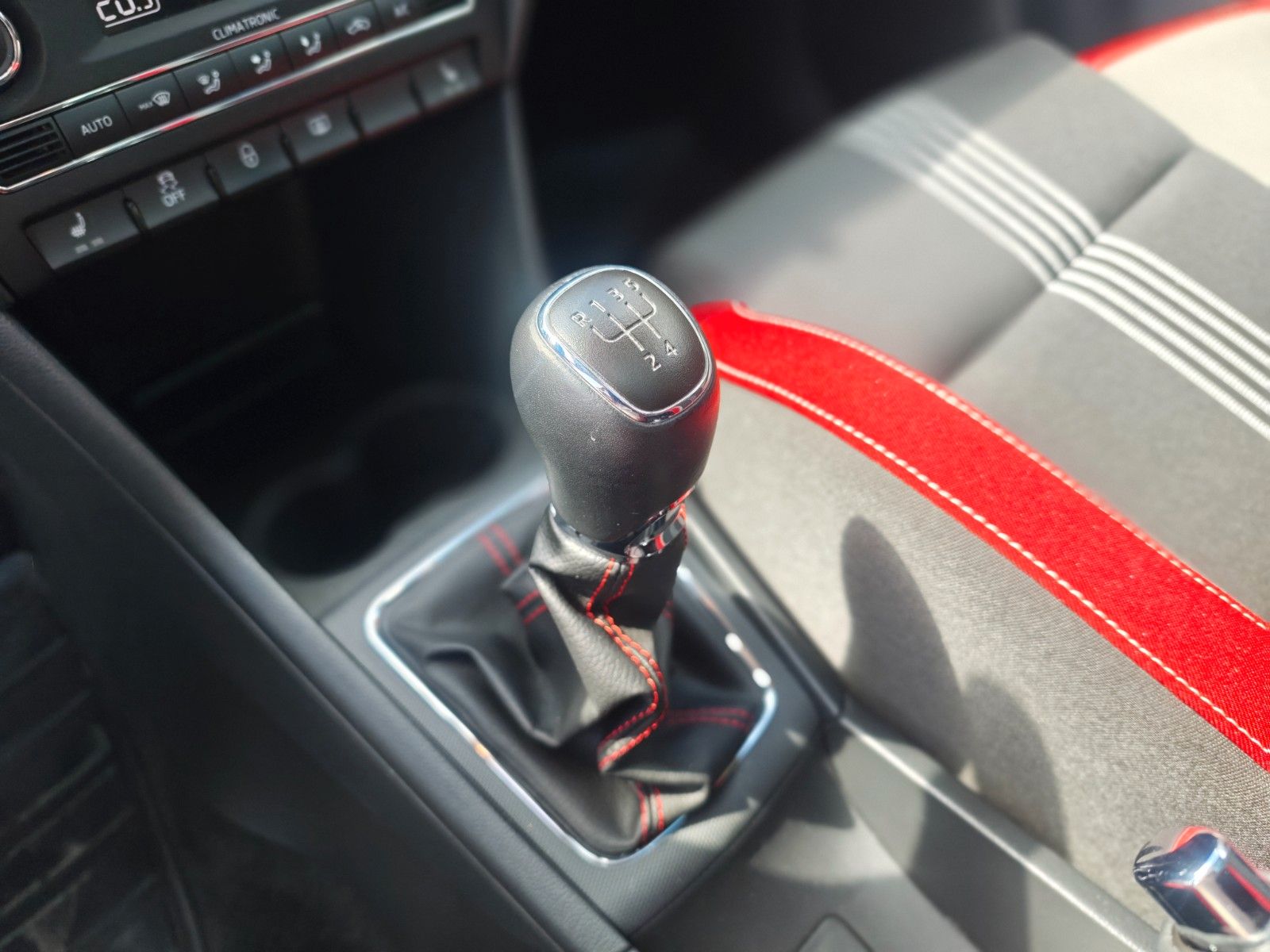 Fahrzeugabbildung SKODA RAPID LIM* MONTE CARLO *NAVI*PANO*SHZ*2.HAND