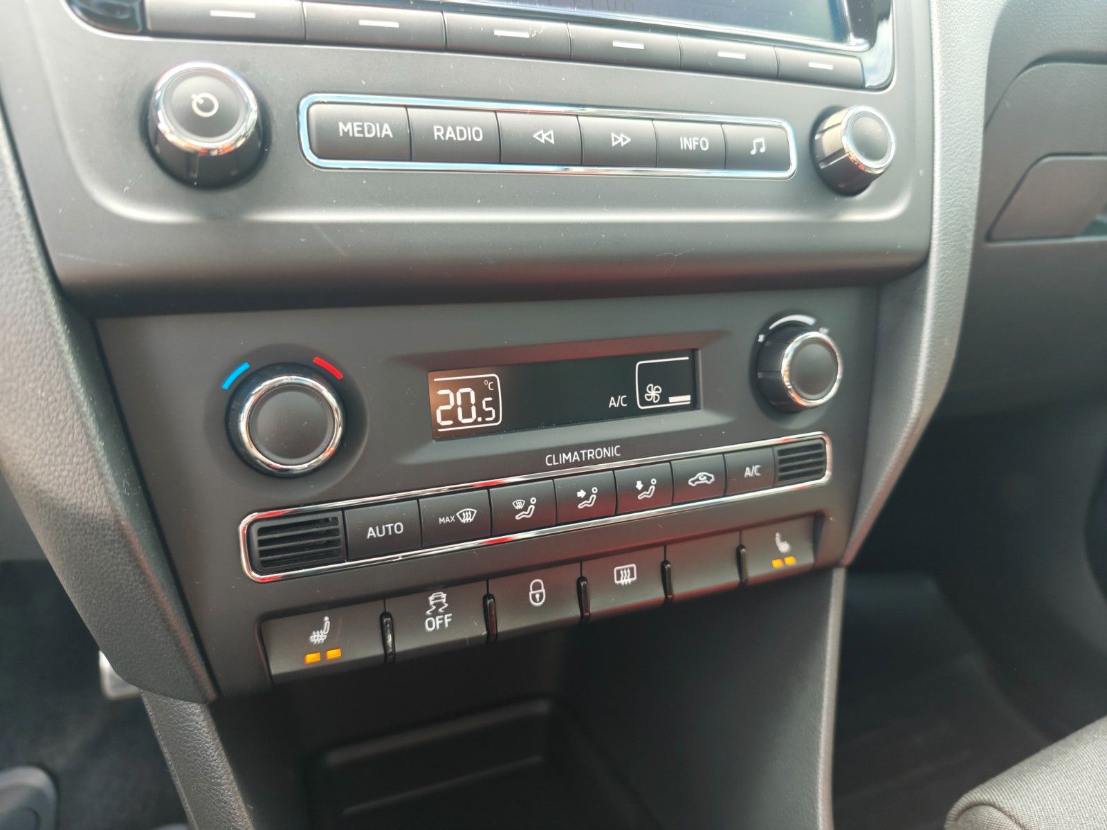 Fahrzeugabbildung SKODA RAPID LIM* MONTE CARLO *NAVI*PANO*SHZ*2.HAND
