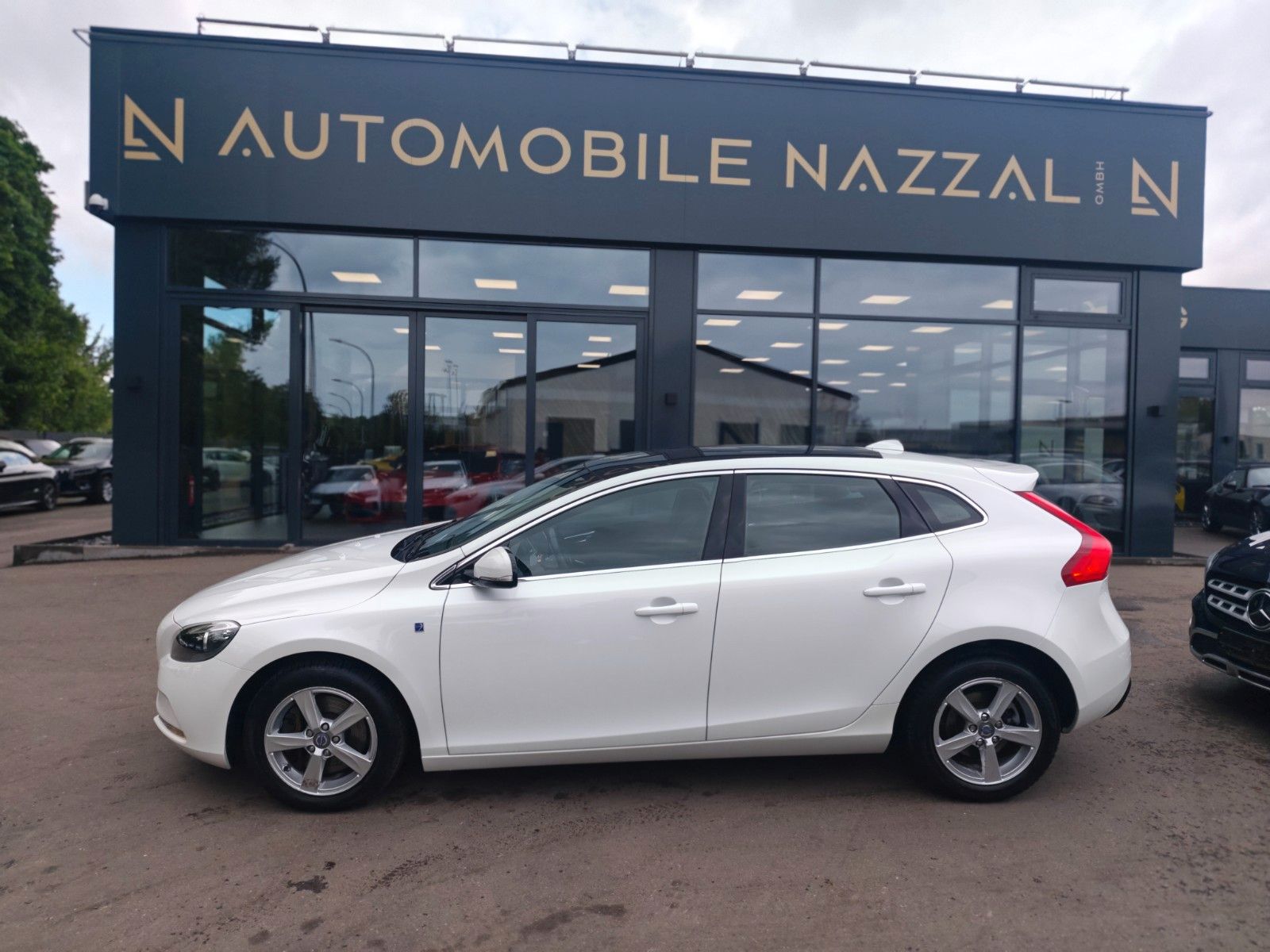 Fahrzeugabbildung Volvo V40 OCEAN RACE *PANO*NAVI*LEDER*SHZ*