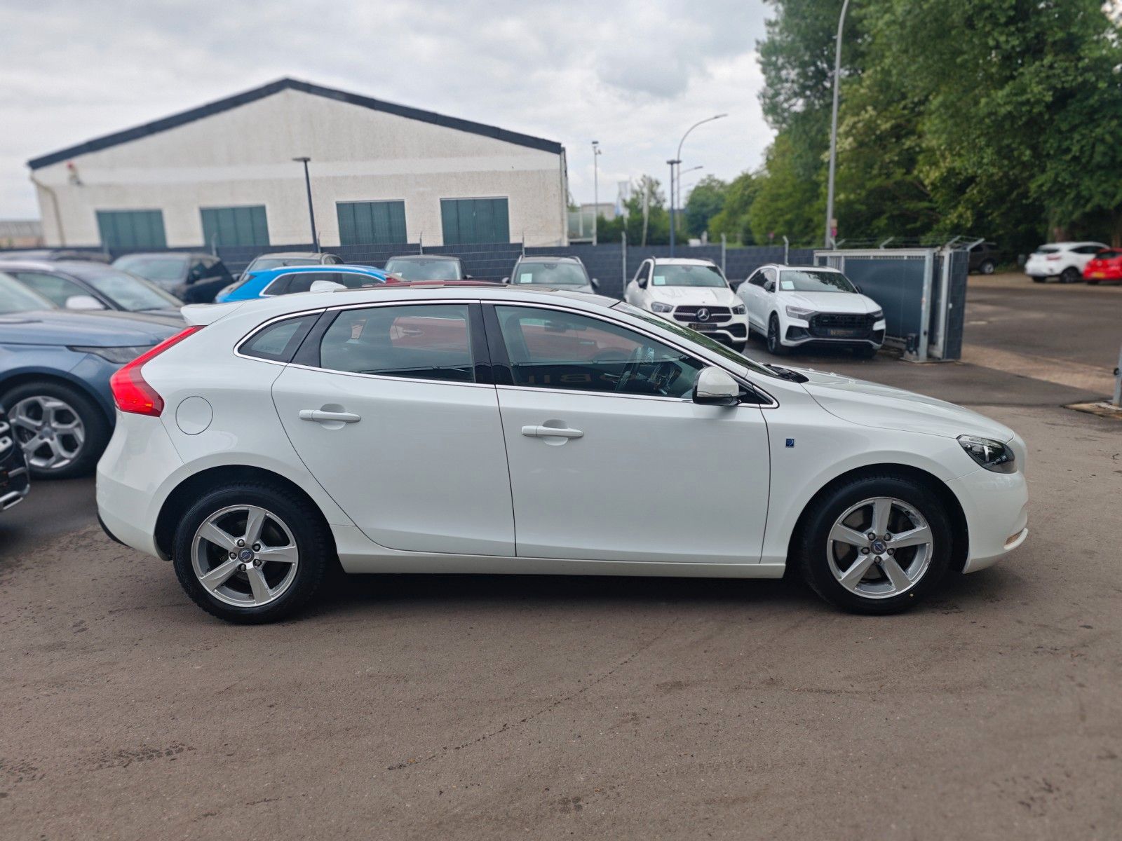 Fahrzeugabbildung Volvo V40 OCEAN RACE *PANO*NAVI*LEDER*SHZ*