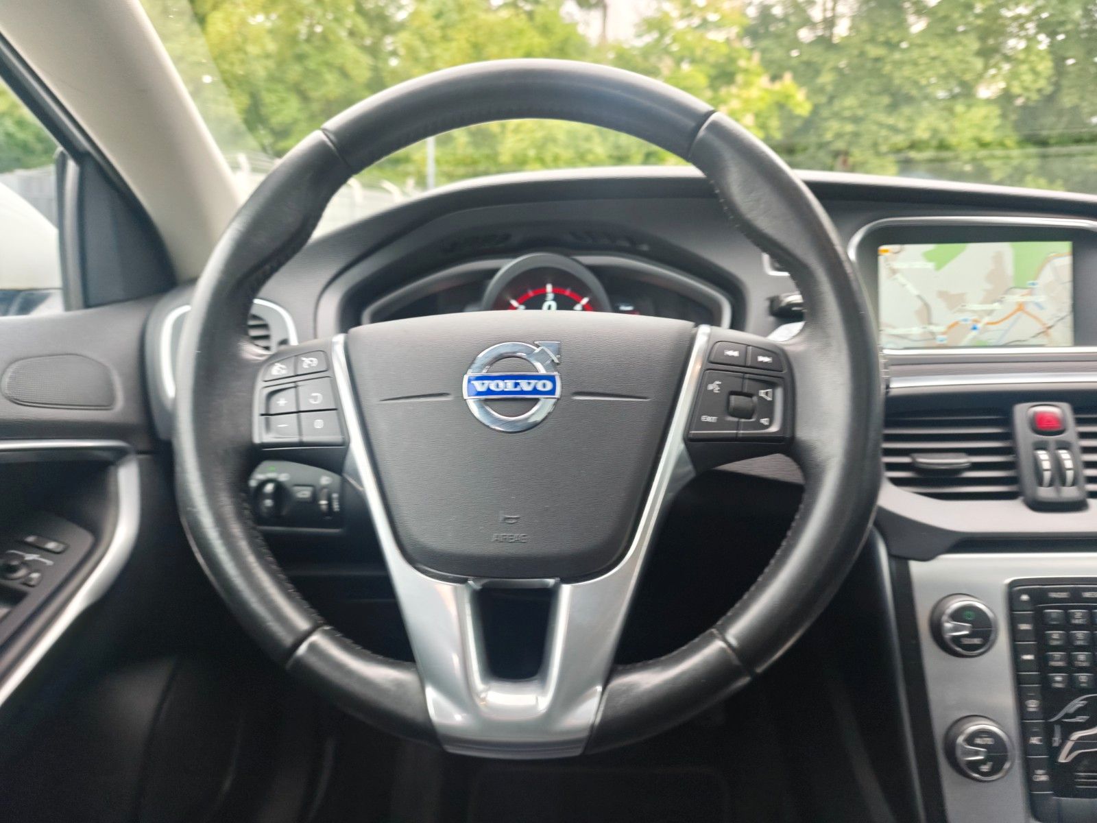 Fahrzeugabbildung Volvo V40 OCEAN RACE *PANO*NAVI*LEDER*SHZ*