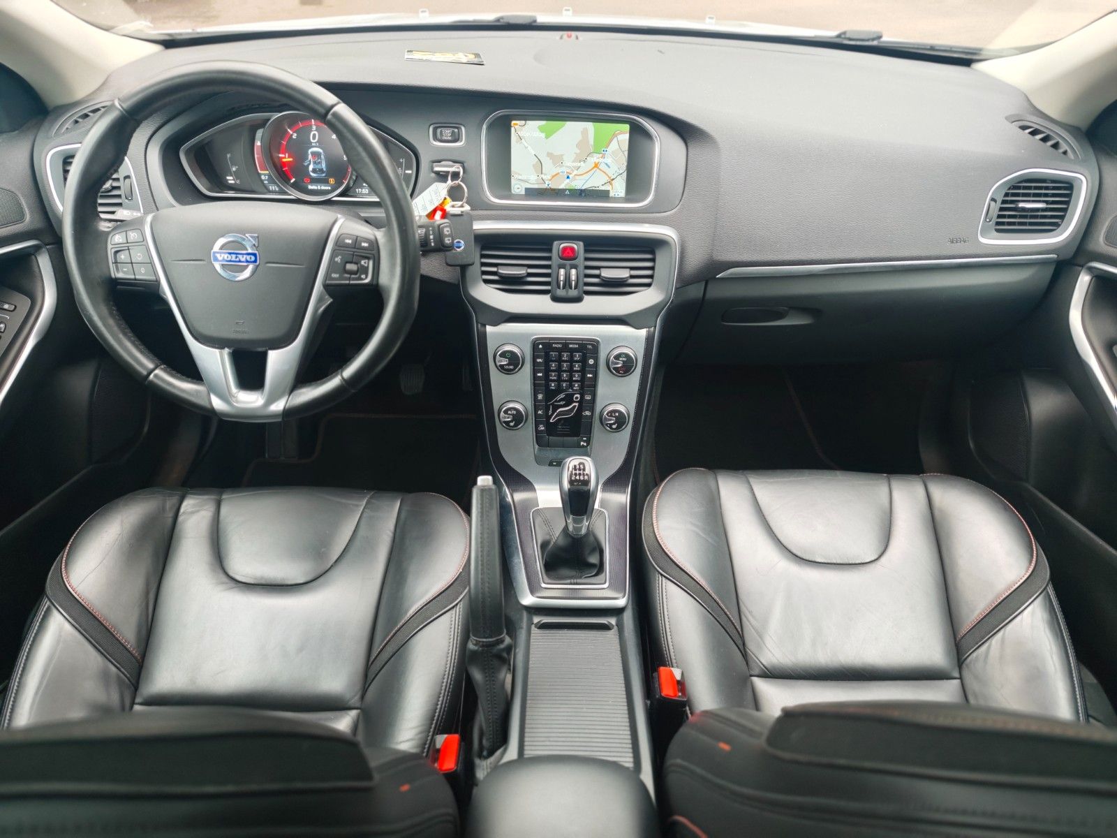Fahrzeugabbildung Volvo V40 OCEAN RACE *PANO*NAVI*LEDER*SHZ*