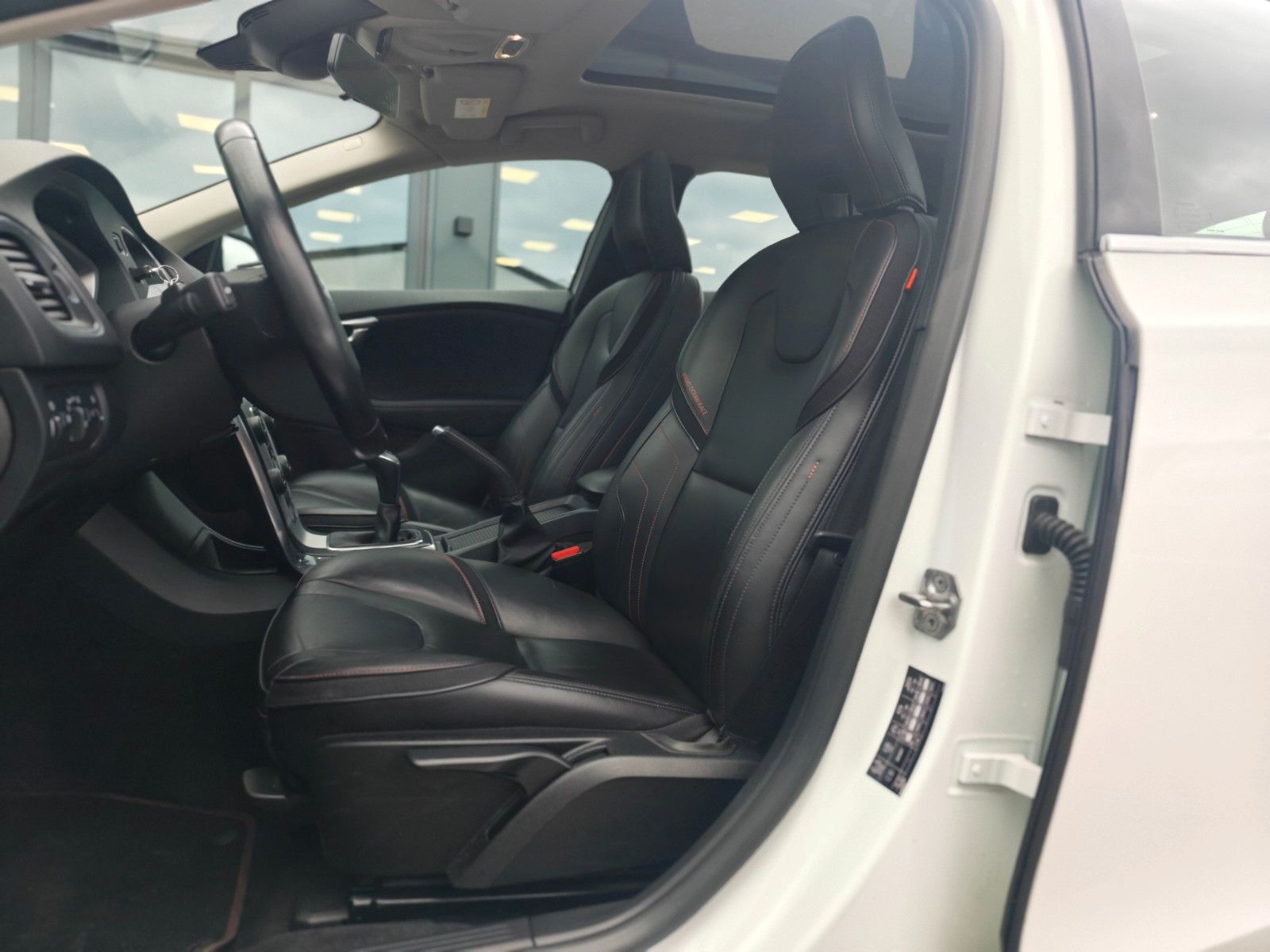 Fahrzeugabbildung Volvo V40 OCEAN RACE *PANO*NAVI*LEDER*SHZ*
