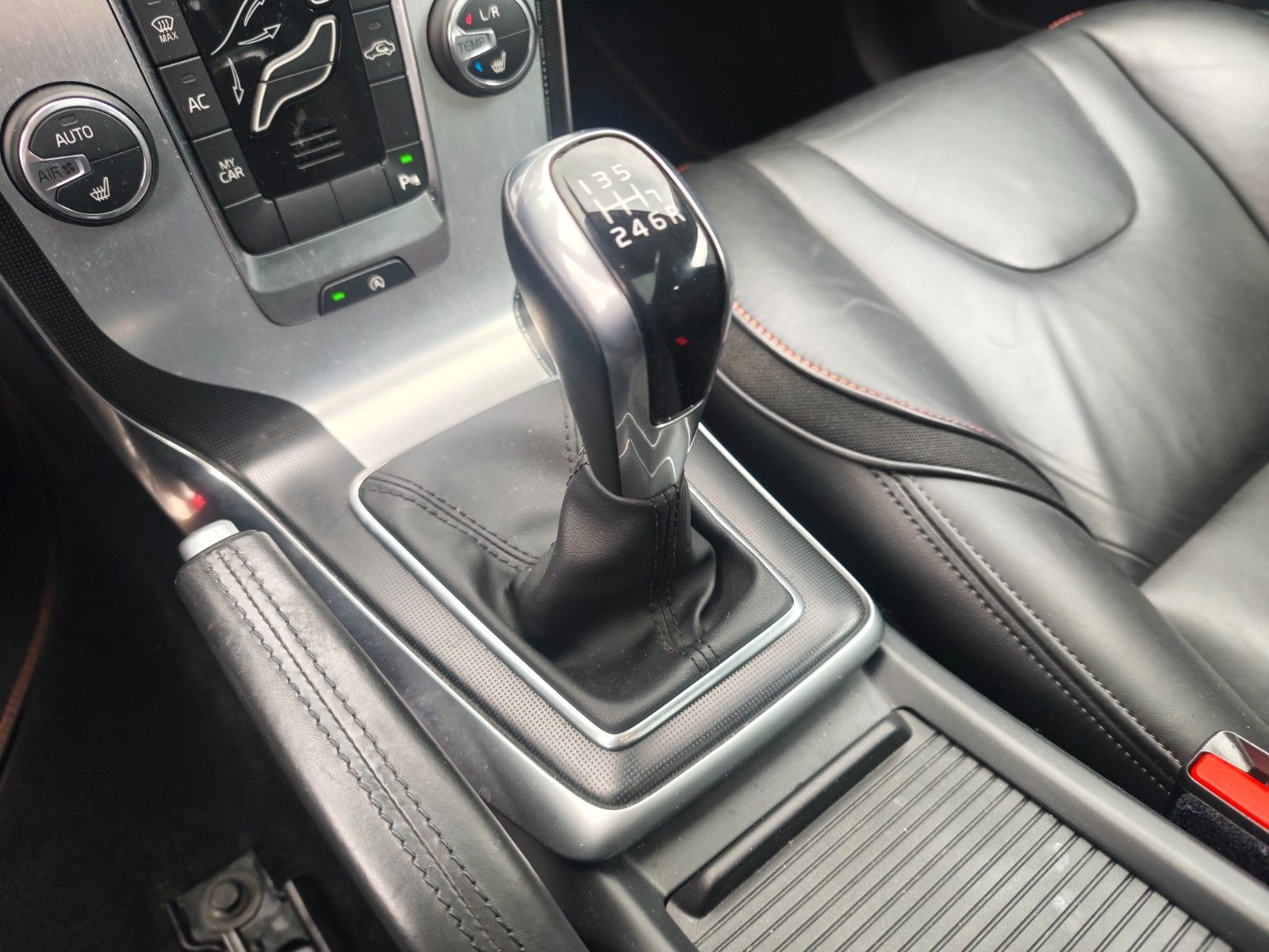 Fahrzeugabbildung Volvo V40 OCEAN RACE *PANO*NAVI*LEDER*SHZ*