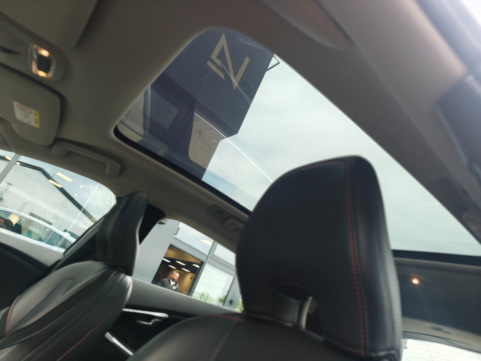 Fahrzeugabbildung Volvo V40 OCEAN RACE *PANO*NAVI*LEDER*SHZ*