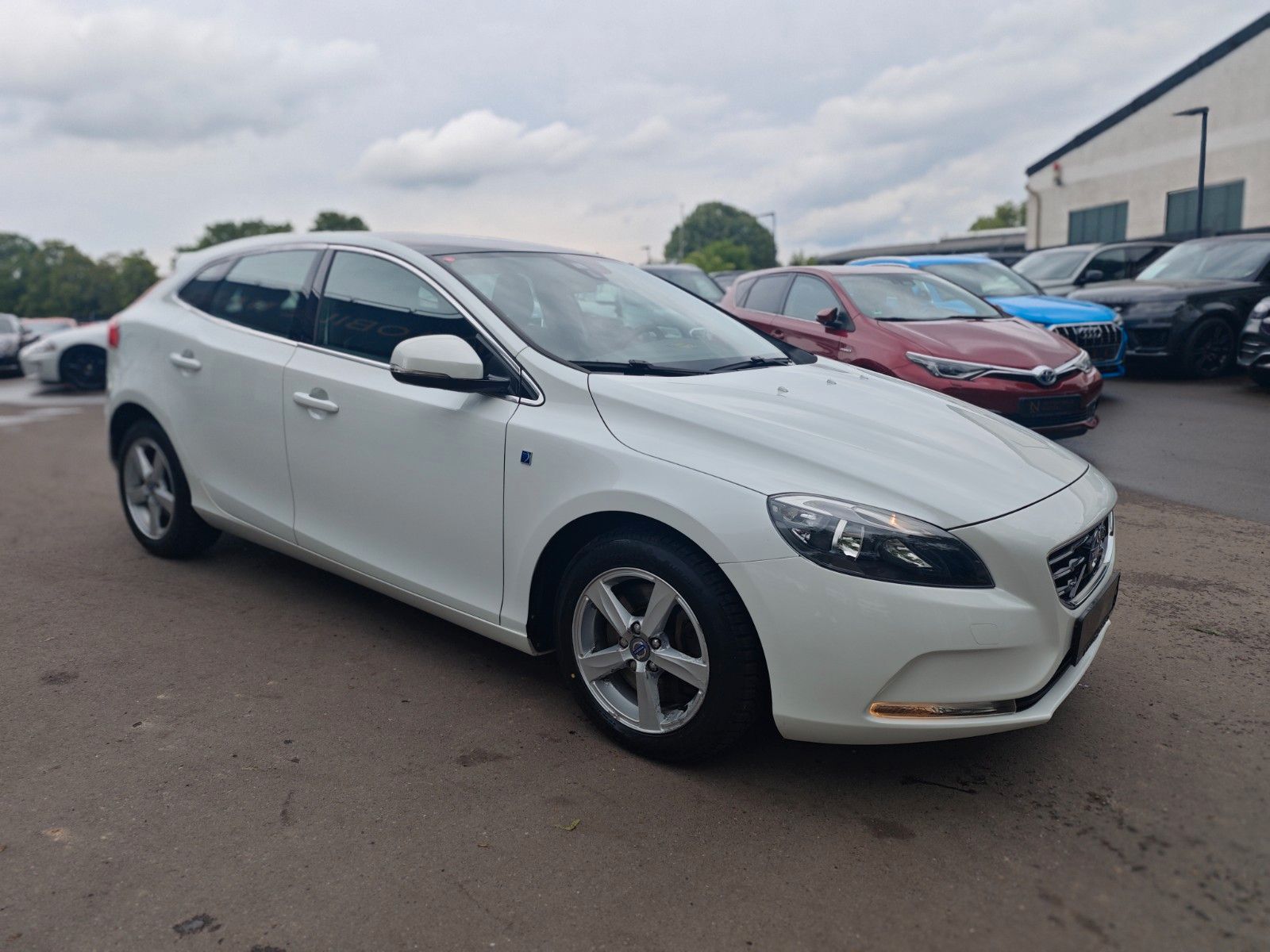 Fahrzeugabbildung Volvo V40 OCEAN RACE *PANO*NAVI*LEDER*SHZ*