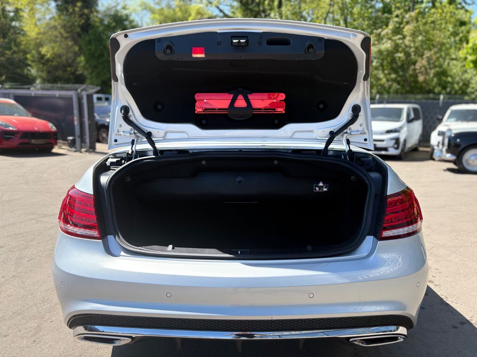 Fahrzeugabbildung Mercedes-Benz E 350 CABRIO BLUETEC / D *AMG-LINE*SHZ*NAVI*