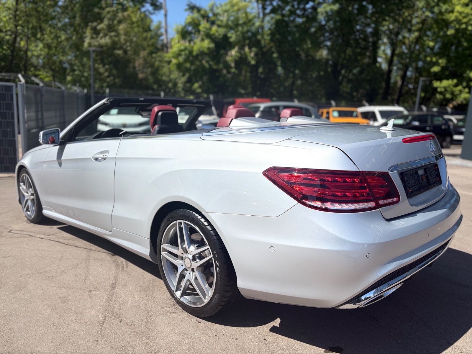 Fahrzeugabbildung Mercedes-Benz E 350 CABRIO BLUETEC / D *AMG-LINE*SHZ*NAVI*
