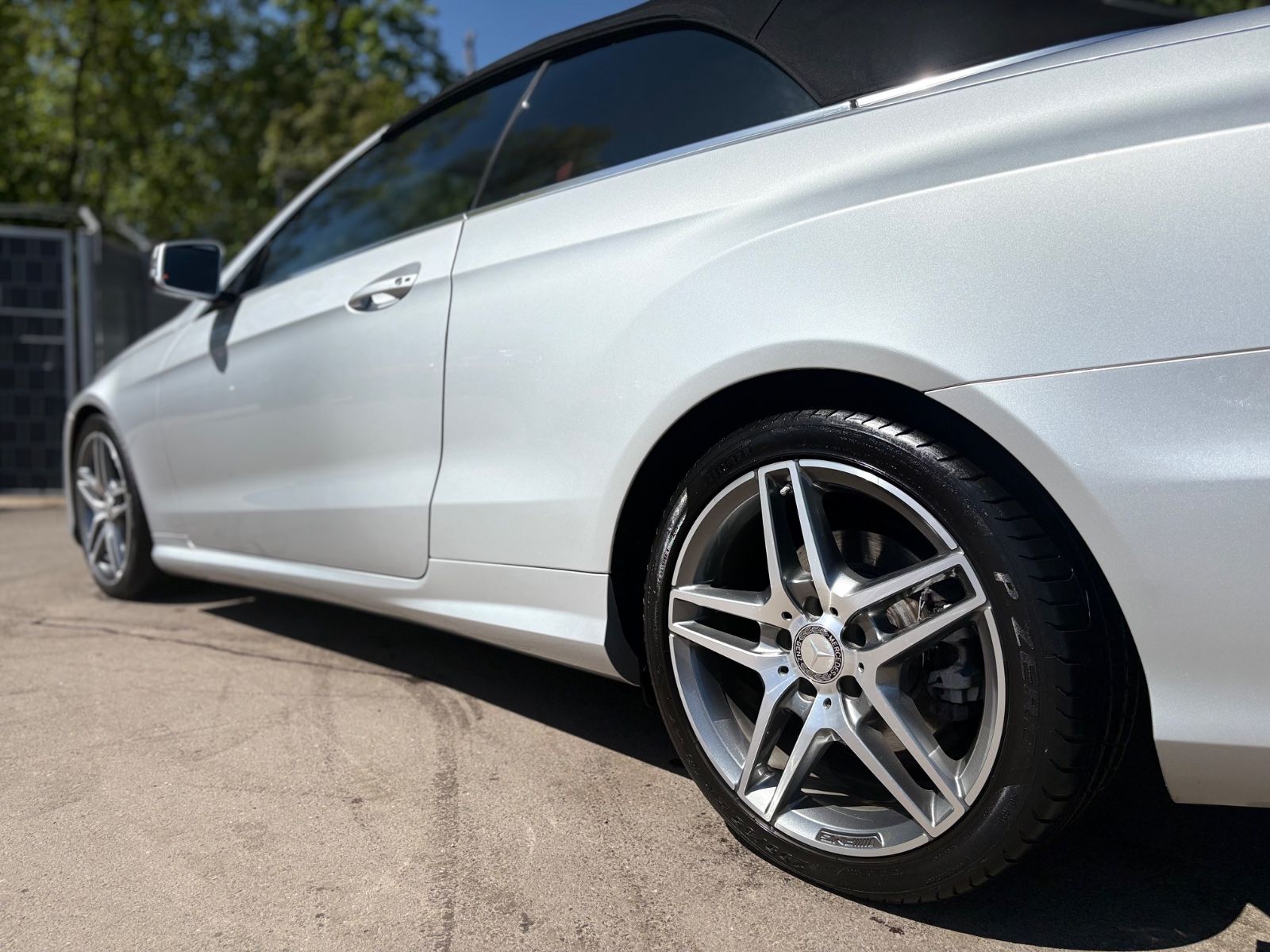 Fahrzeugabbildung Mercedes-Benz E 350 CABRIO BLUETEC / D *AMG-LINE*SHZ*NAVI*