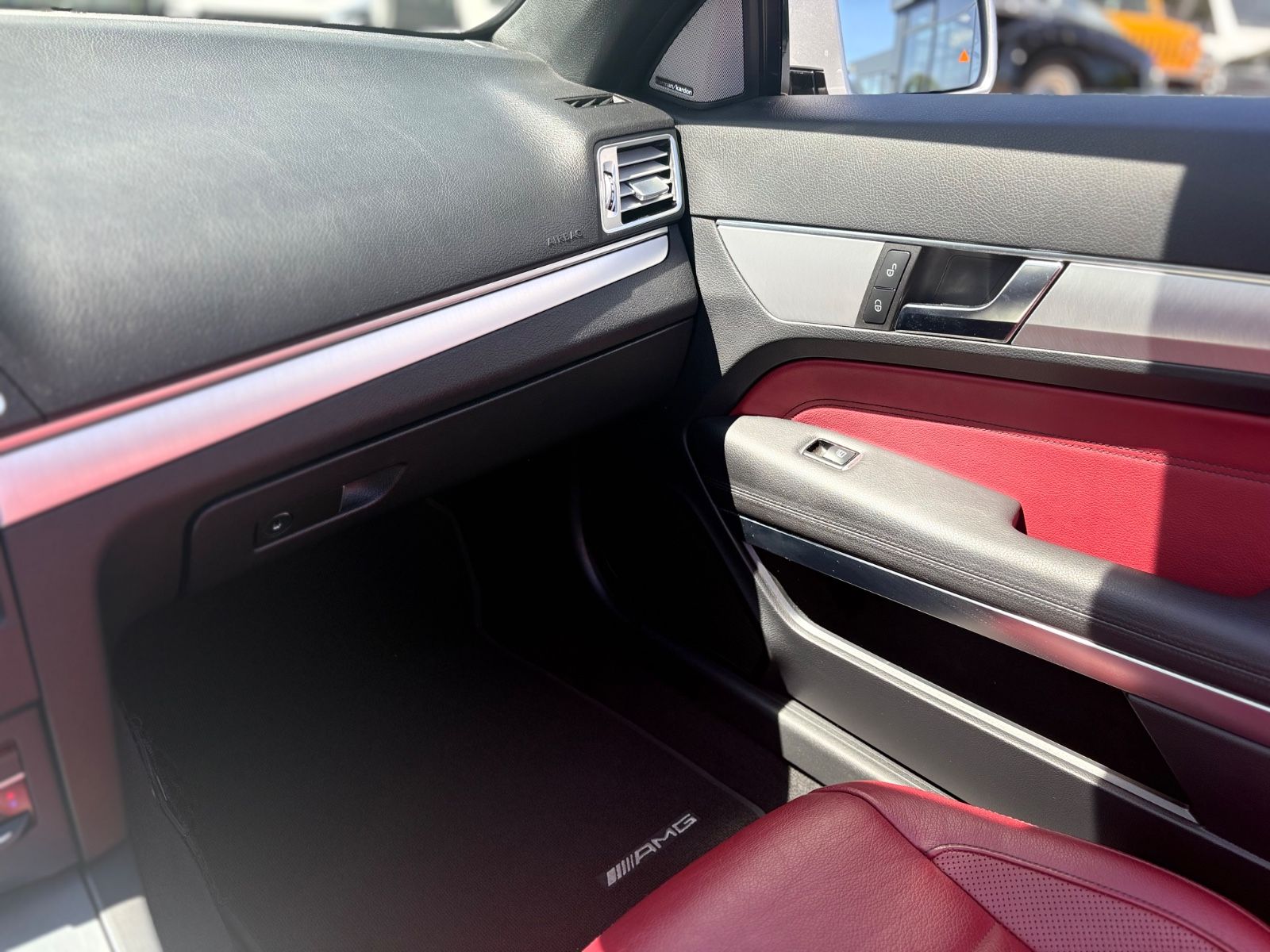 Fahrzeugabbildung Mercedes-Benz E 350 CABRIO BLUETEC / D *AMG-LINE*SHZ*NAVI*