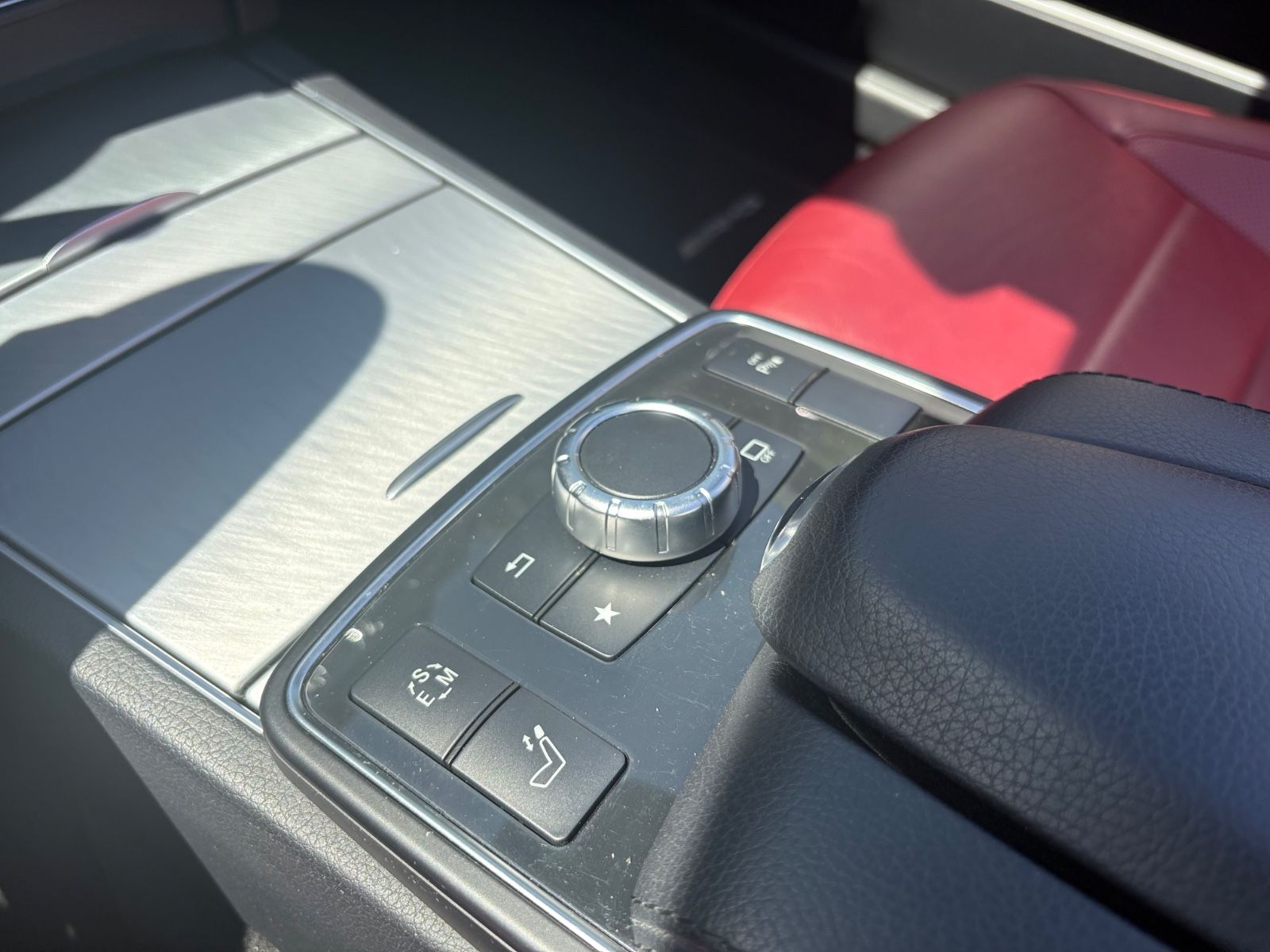 Fahrzeugabbildung Mercedes-Benz E 350 CABRIO BLUETEC / D *AMG-LINE*SHZ*NAVI*