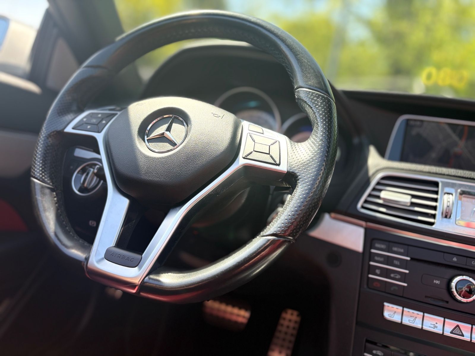 Fahrzeugabbildung Mercedes-Benz E 350 CABRIO BLUETEC / D *AMG-LINE*SHZ*NAVI*