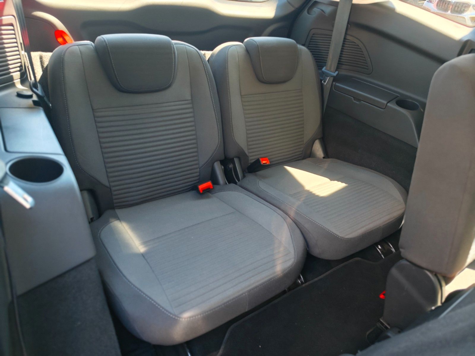Fahrzeugabbildung Ford GRAND C-MAX TITANIUM *FACELIFT*1.HAND*7 SITZE*
