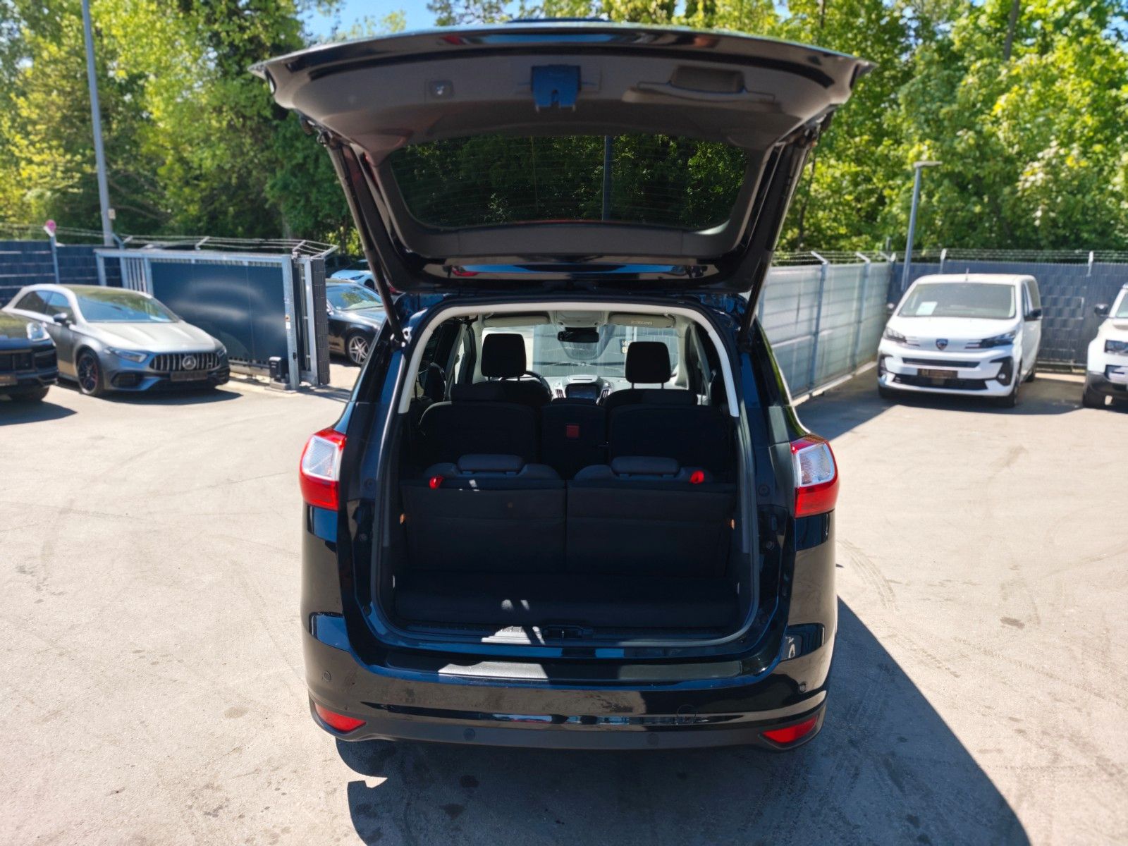 Fahrzeugabbildung Ford GRAND C-MAX TITANIUM *FACELIFT*1.HAND*7 SITZE*