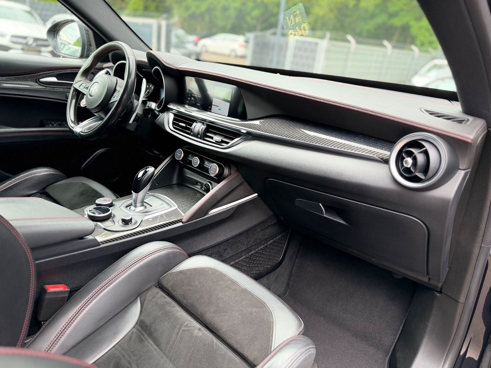 Fahrzeugabbildung Alfa Romeo STELVIO QUADRIFOGLIO Q4 *CARBON*H&K*KAMERA*TOP*