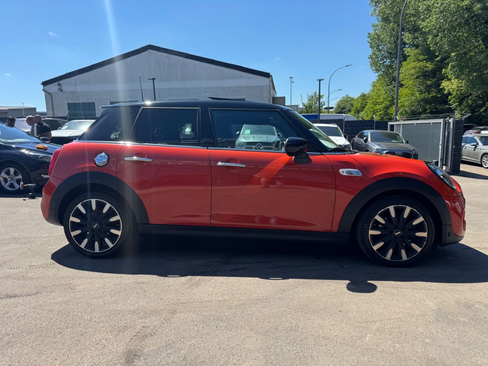 Fahrzeugabbildung MINI COOPER S *AUT*FACELIFT*5 TÜRIG*LEDER*SOLA ORANGE