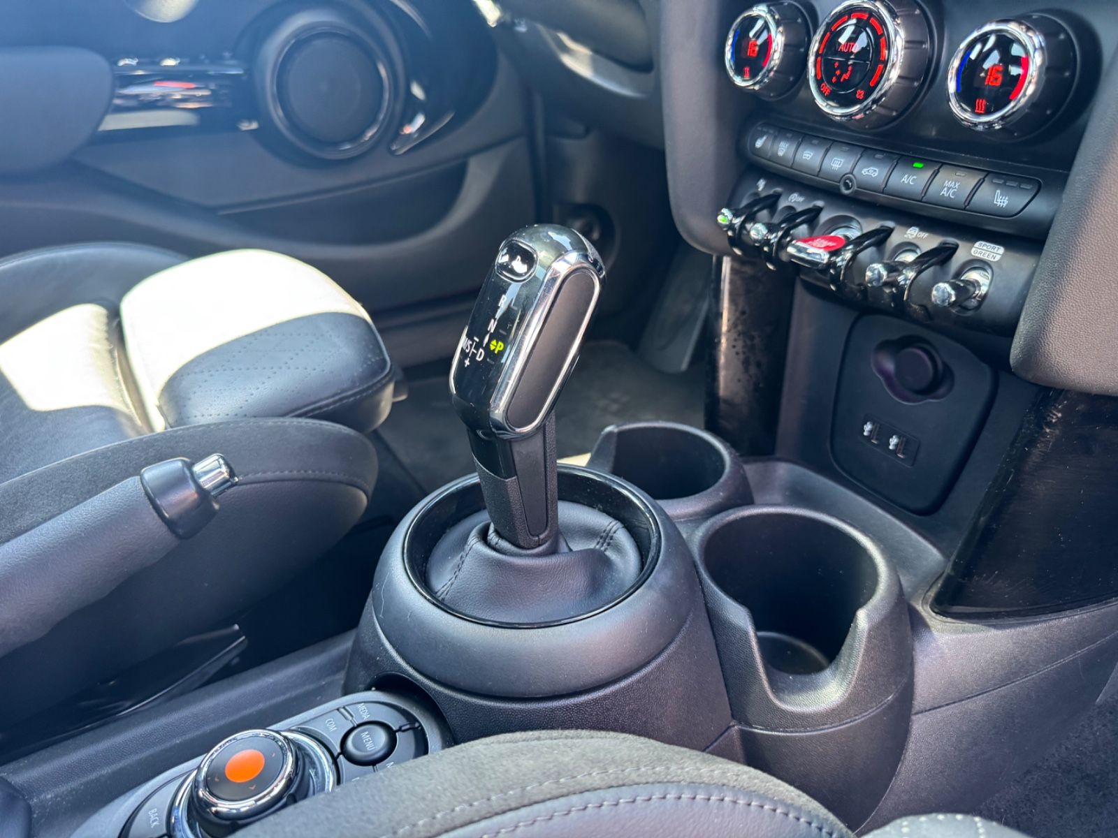 Fahrzeugabbildung MINI COOPER S *AUT*FACELIFT*5 TÜRIG*LEDER*SOLA ORANGE