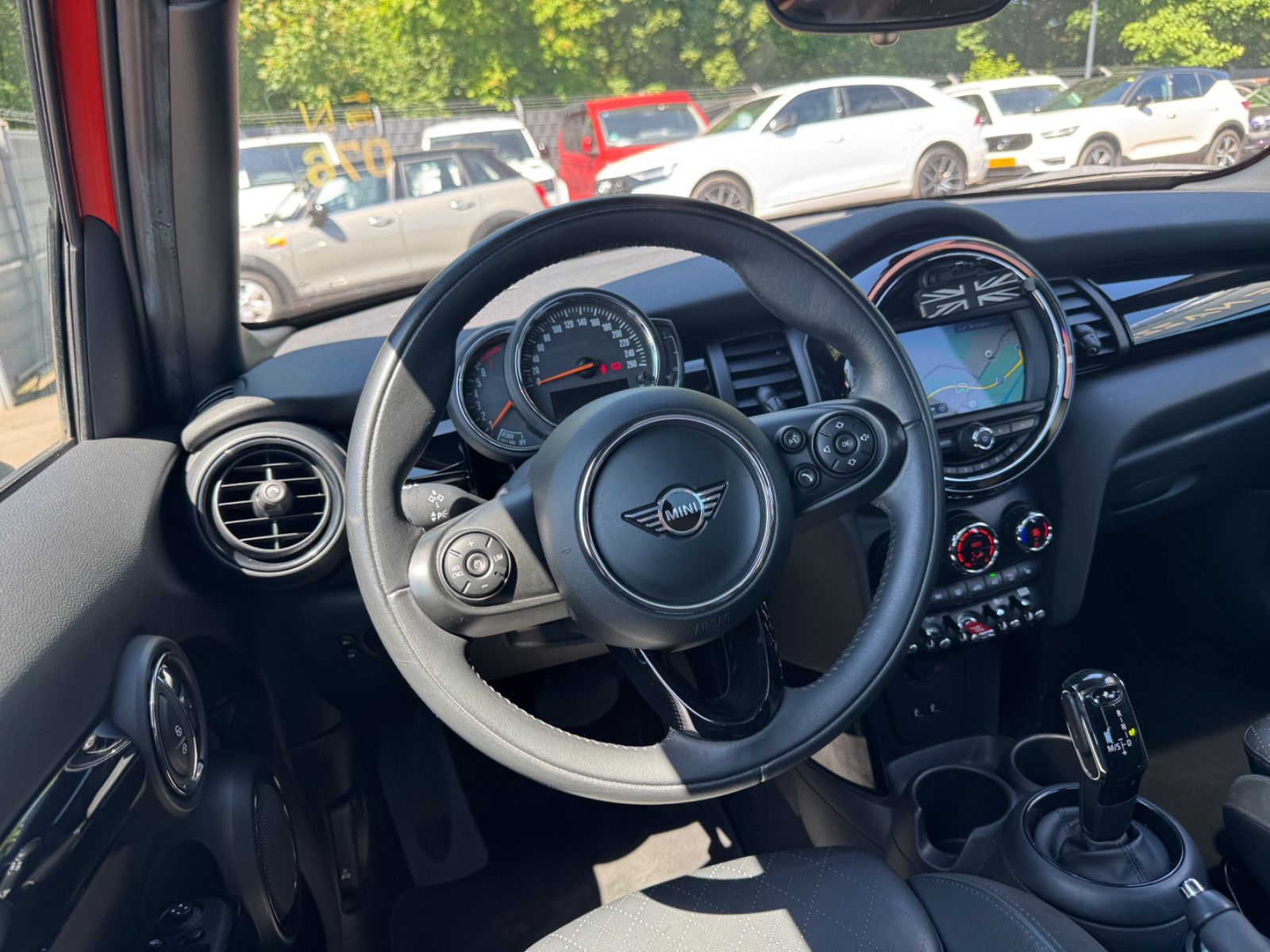 Fahrzeugabbildung MINI COOPER S *AUT*FACELIFT*5 TÜRIG*LEDER*SOLA ORANGE