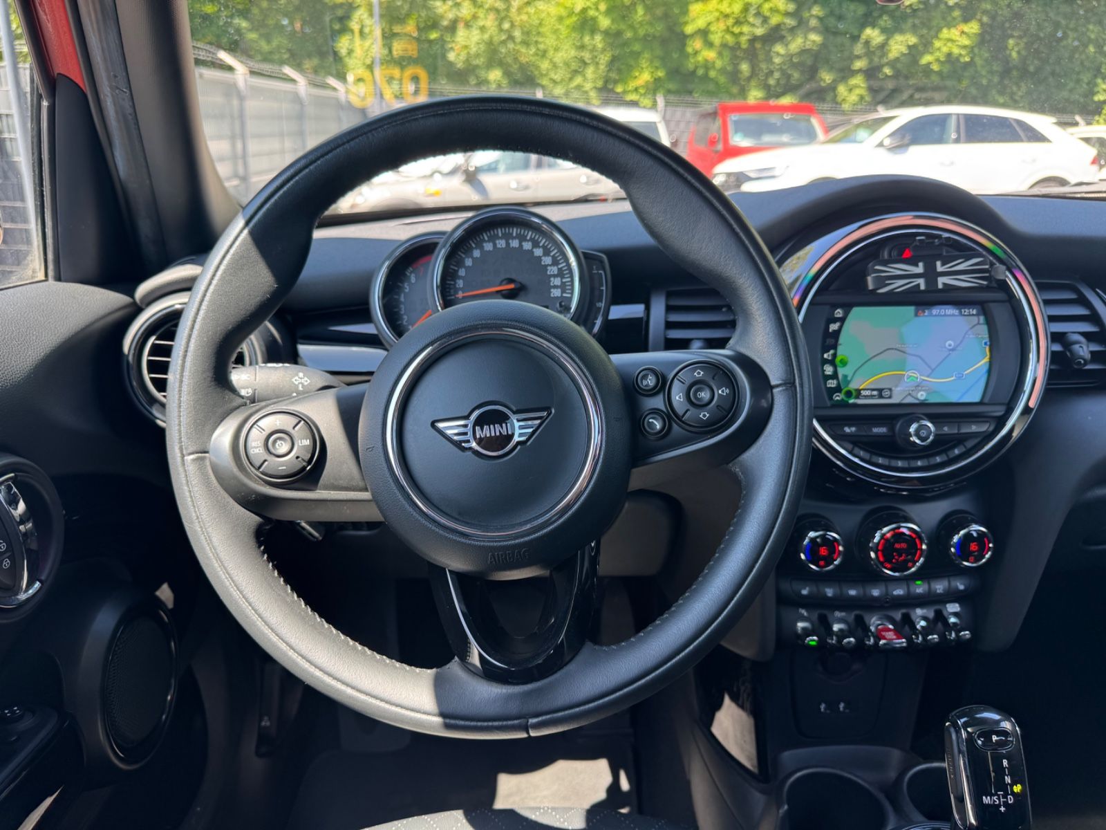 Fahrzeugabbildung MINI COOPER S *AUT*FACELIFT*5 TÜRIG*LEDER*SOLA ORANGE