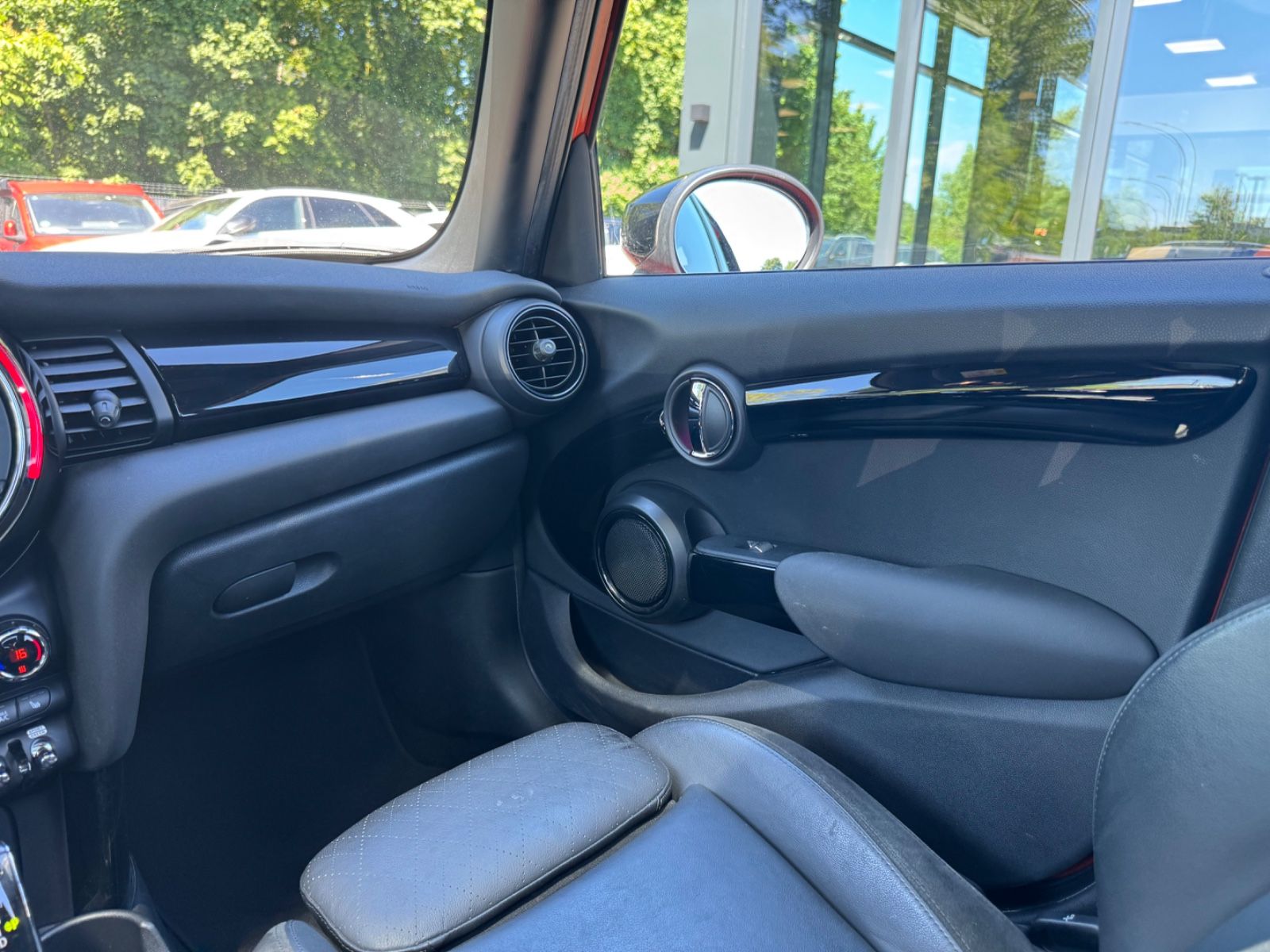 Fahrzeugabbildung MINI COOPER S *AUT*FACELIFT*5 TÜRIG*LEDER*SOLA ORANGE