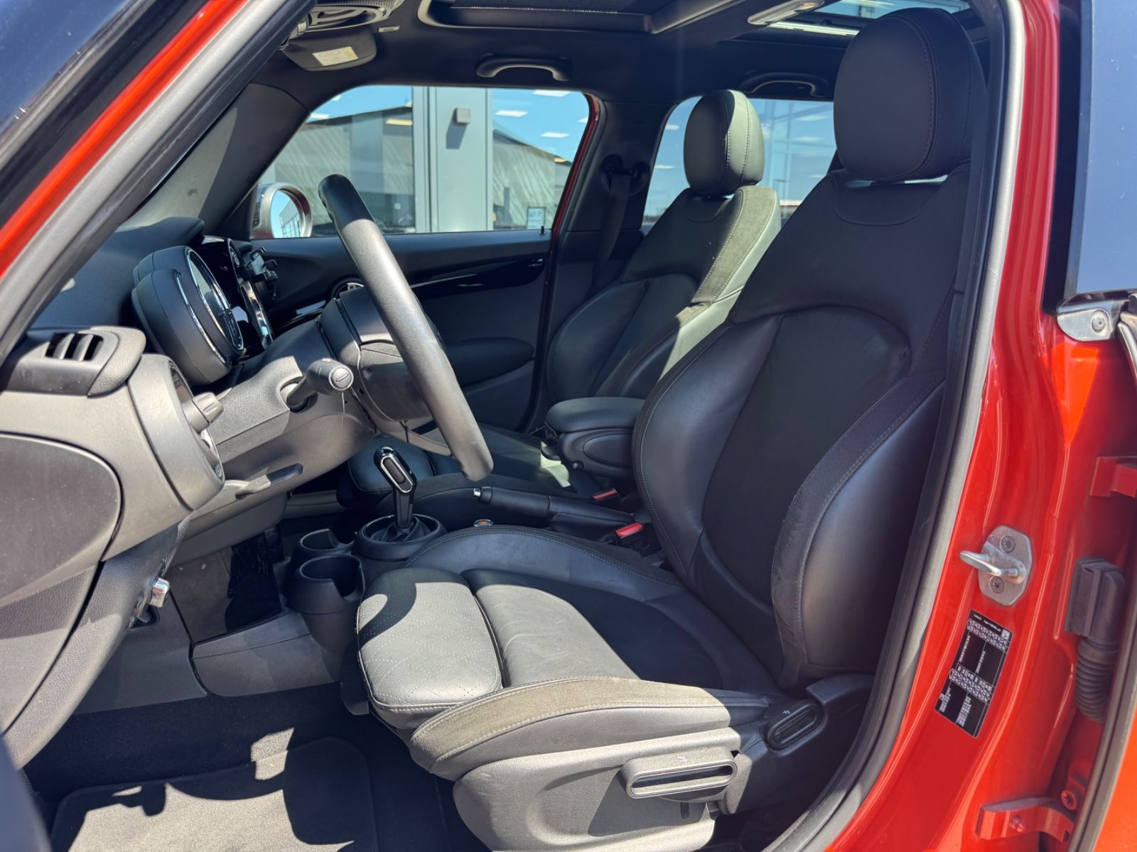 Fahrzeugabbildung MINI COOPER S *AUT*FACELIFT*5 TÜRIG*LEDER*SOLA ORANGE