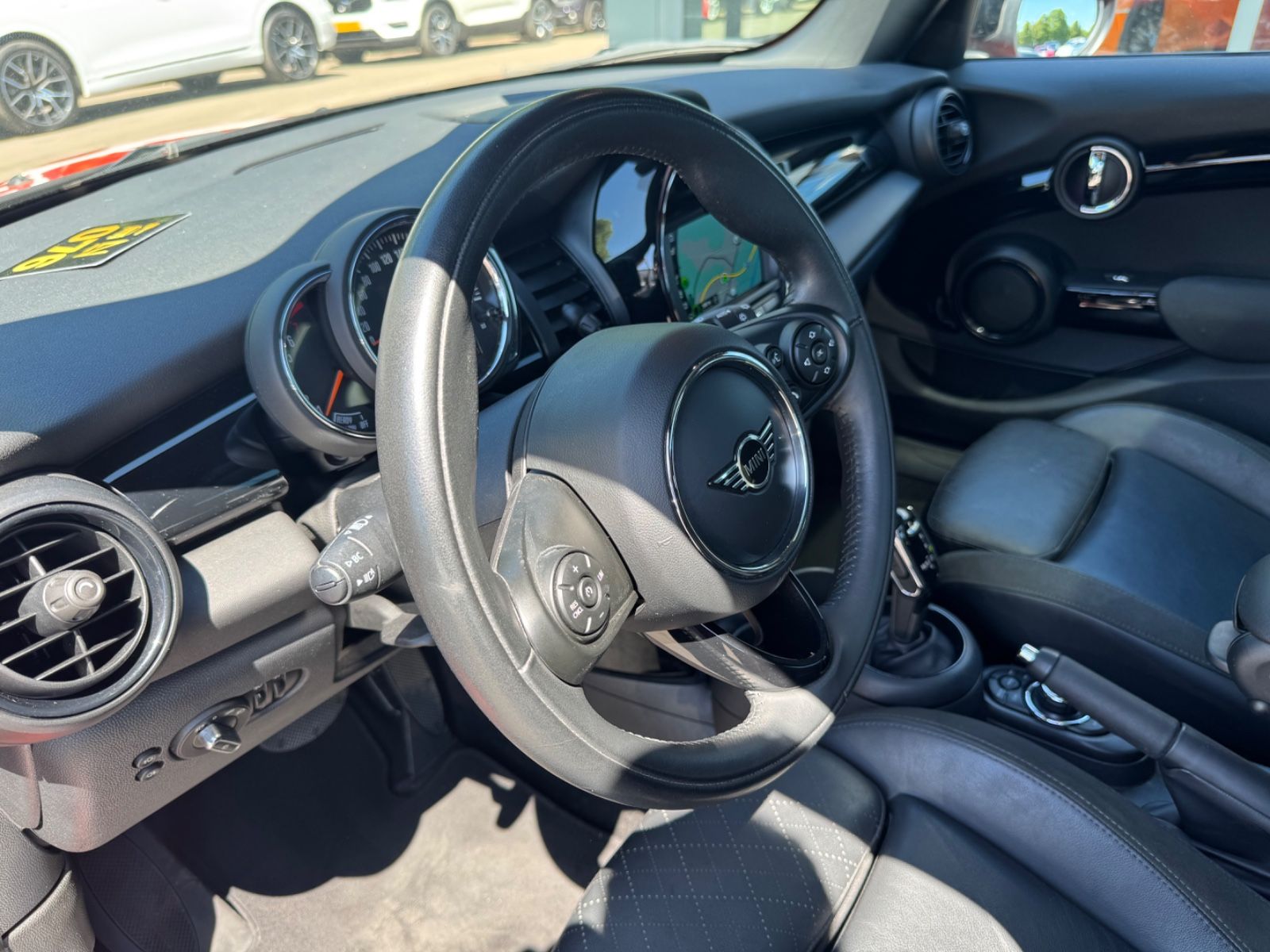 Fahrzeugabbildung MINI COOPER S *AUT*FACELIFT*5 TÜRIG*LEDER*SOLA ORANGE