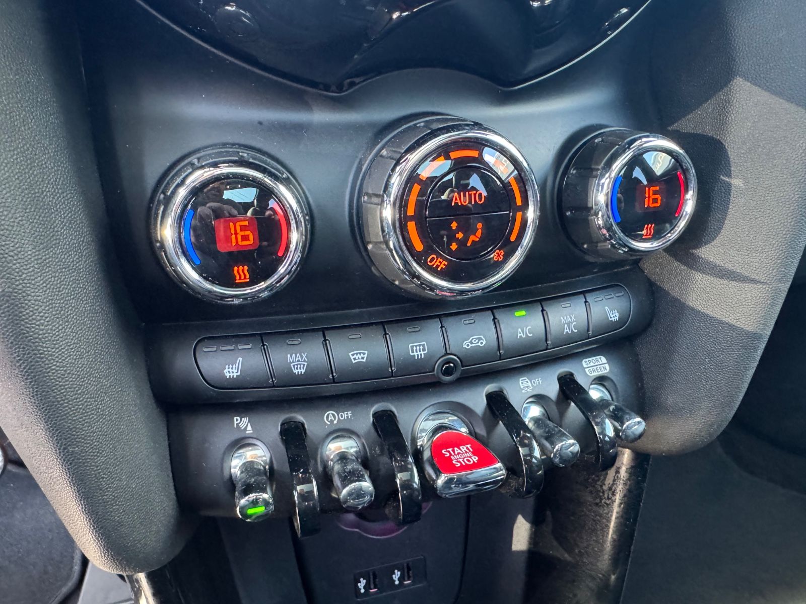 Fahrzeugabbildung MINI COOPER S *AUT*FACELIFT*5 TÜRIG*LEDER*SOLA ORANGE