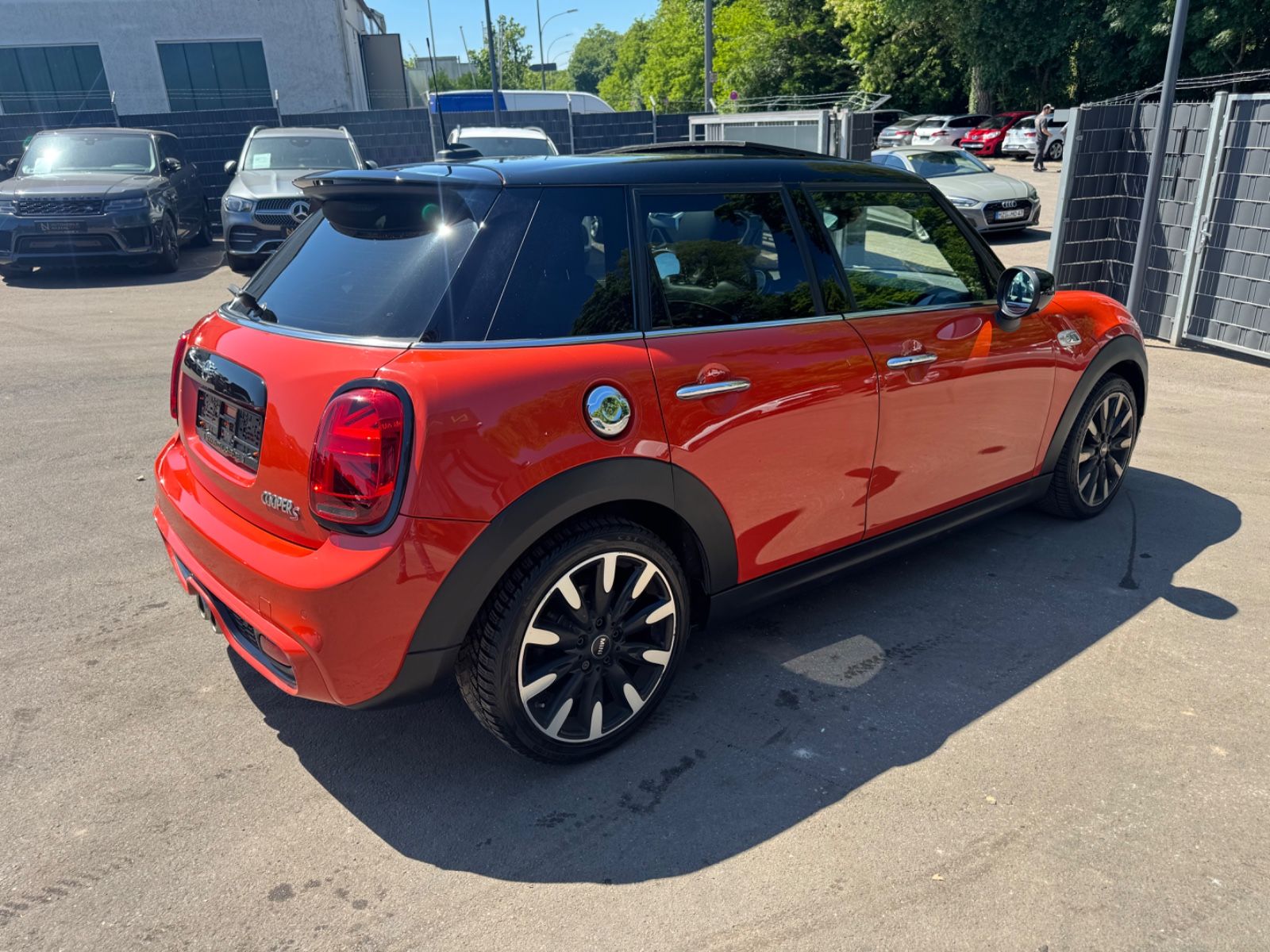 Fahrzeugabbildung MINI COOPER S *AUT*FACELIFT*5 TÜRIG*LEDER*SOLA ORANGE