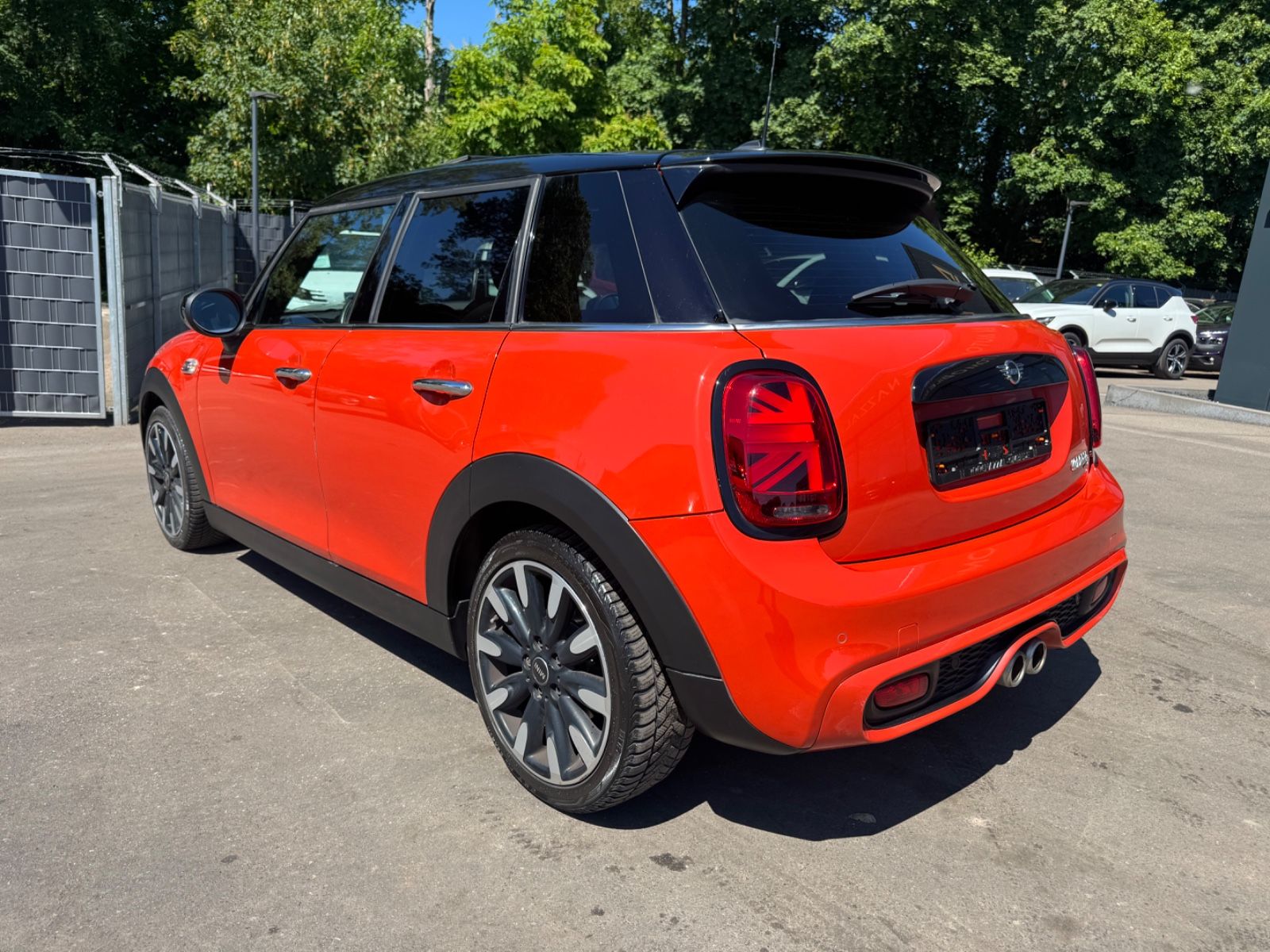Fahrzeugabbildung MINI COOPER S *AUT*FACELIFT*5 TÜRIG*LEDER*SOLA ORANGE