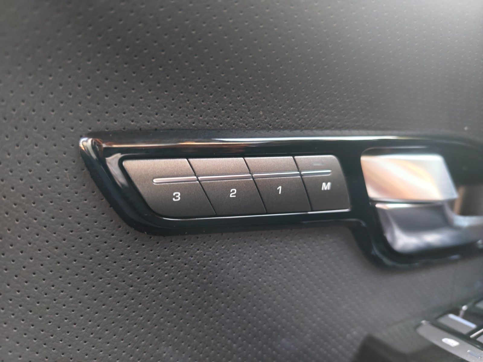 Fahrzeugabbildung Land Rover RANGE ROVER EVOQUE DYNAMIC*AUT.*XENON*2.HD*