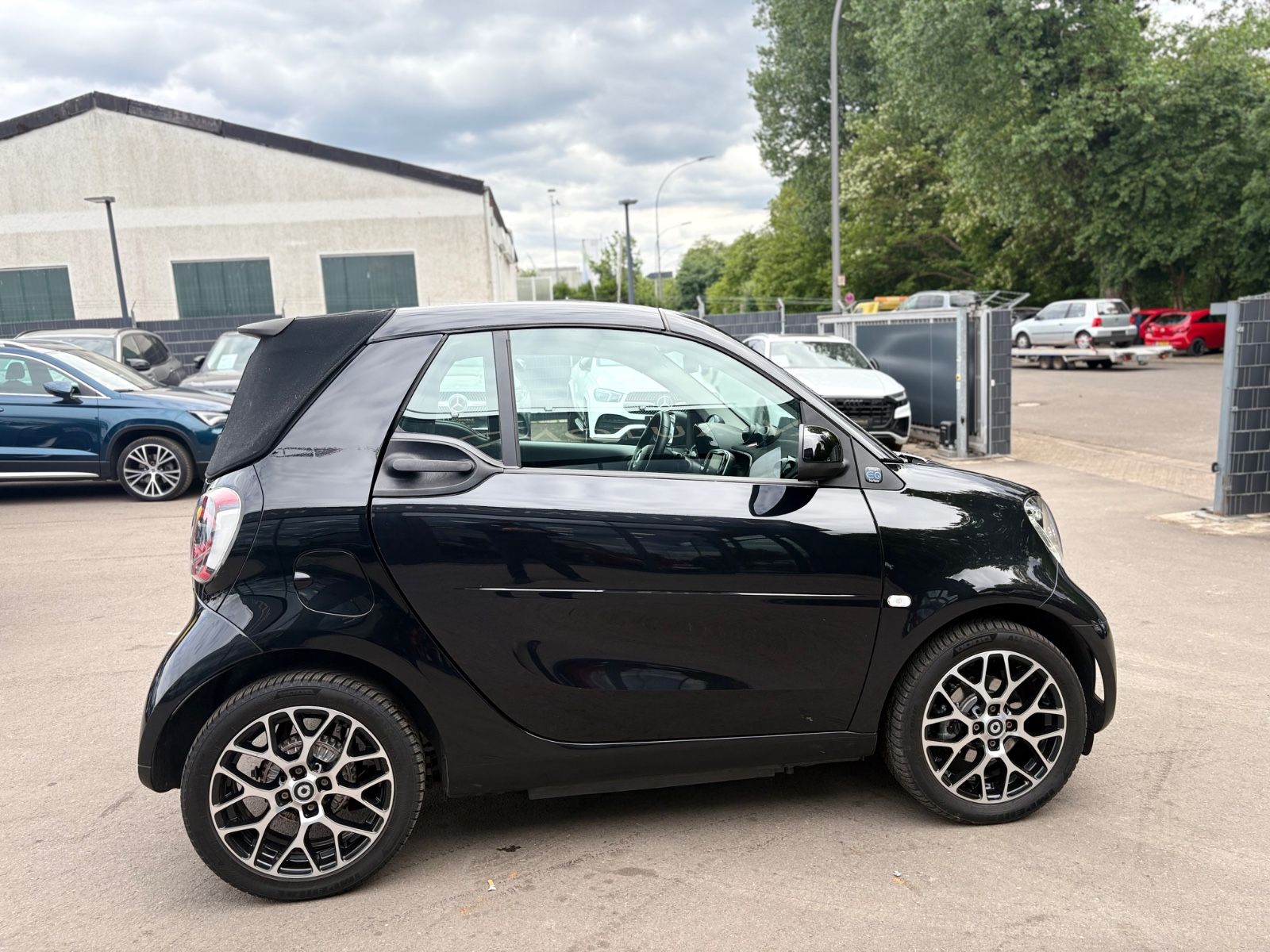 Fahrzeugabbildung Smart FORTWO*CABRIO*NAVI*KAMERA*SITZHEIZUNG*