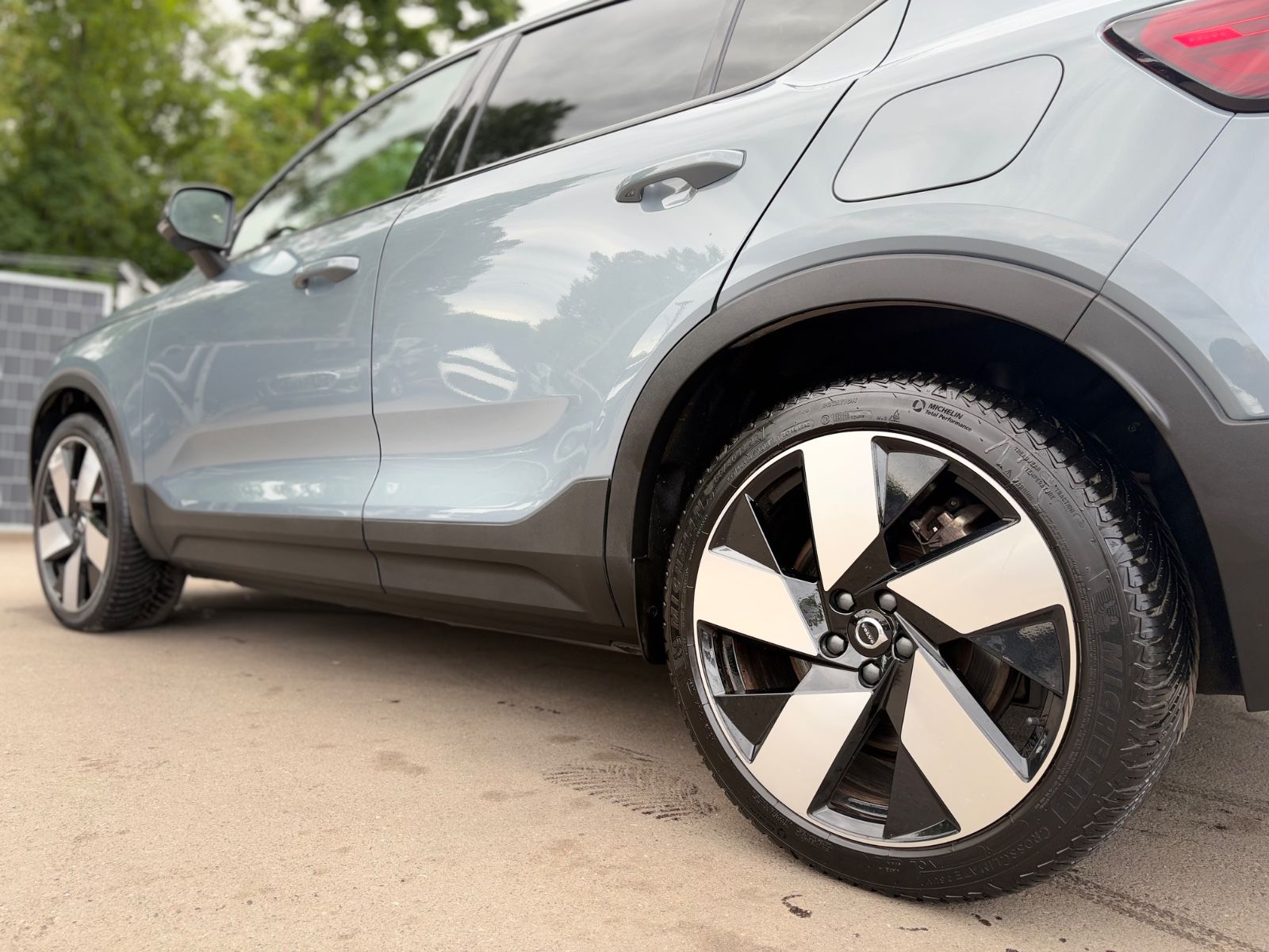 Fahrzeugabbildung Volvo C40 PLUS RECHARGE PURE ELECTRIC 2WD *PANO*KAM*