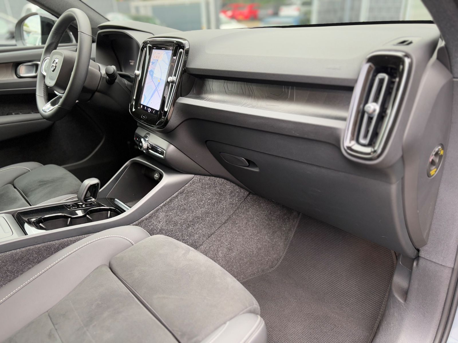 Fahrzeugabbildung Volvo C40 PLUS RECHARGE PURE ELECTRIC 2WD *PANO*KAM*