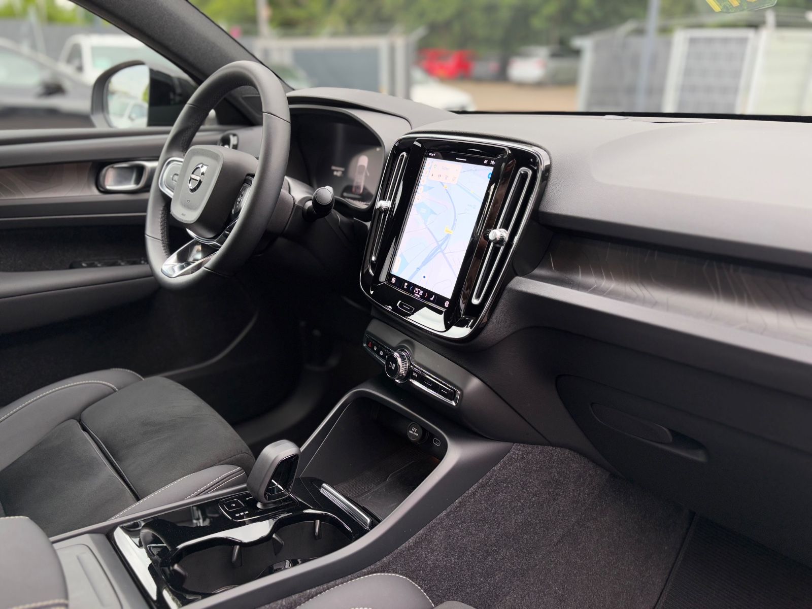 Fahrzeugabbildung Volvo C40 PLUS RECHARGE PURE ELECTRIC 2WD *PANO*KAM*
