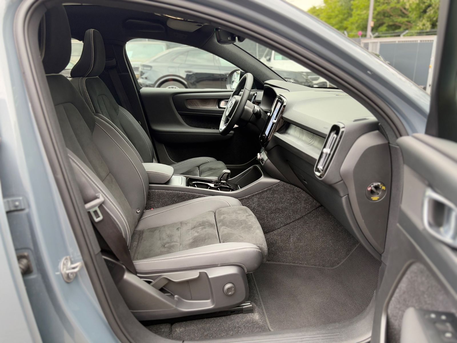 Fahrzeugabbildung Volvo C40 PLUS RECHARGE PURE ELECTRIC 2WD *PANO*KAM*