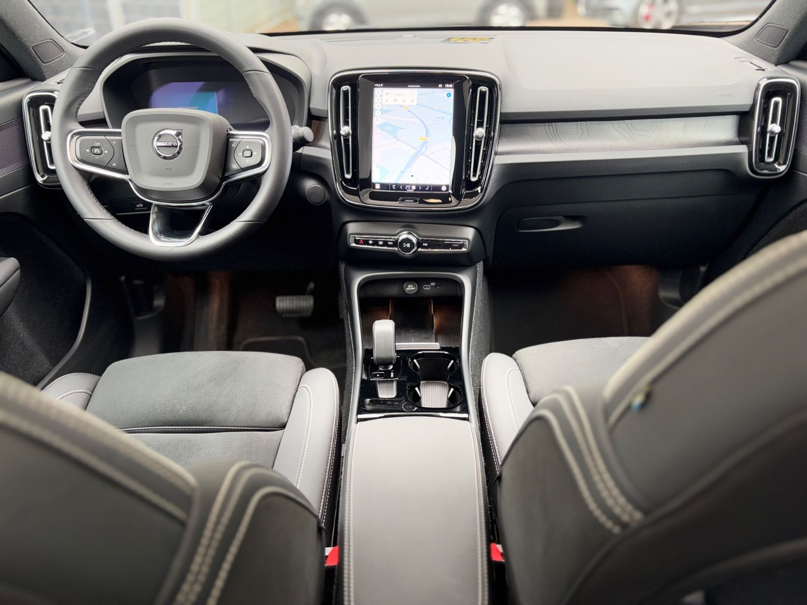 Fahrzeugabbildung Volvo C40 PLUS RECHARGE PURE ELECTRIC 2WD *PANO*KAM*