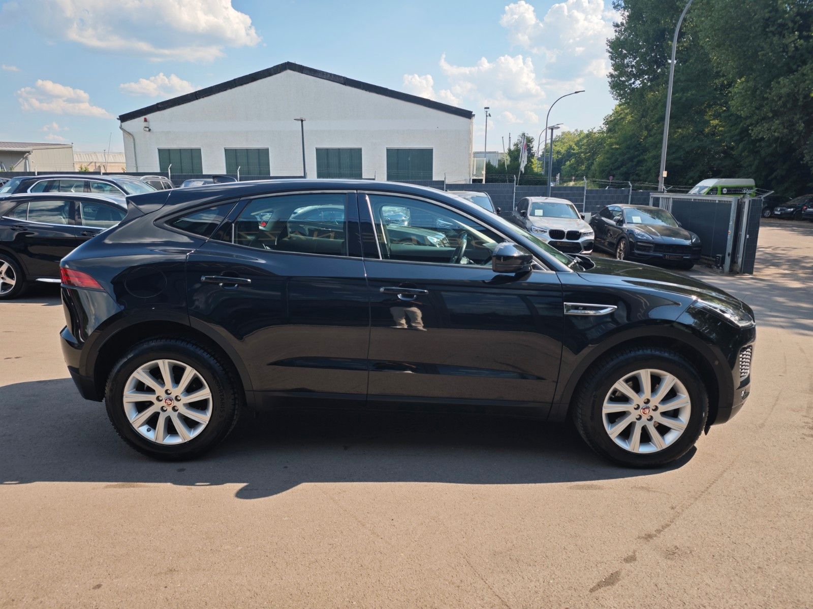 Fahrzeugabbildung Jaguar E-PACE AWD*NAVI*KAMERA*SITZHEIZUNG*VOLL-LED*