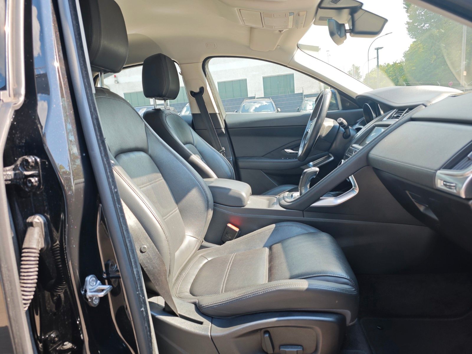 Fahrzeugabbildung Jaguar E-PACE AWD*NAVI*KAMERA*SITZHEIZUNG*VOLL-LED*