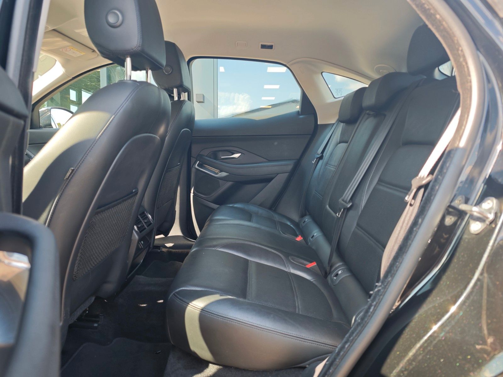 Fahrzeugabbildung Jaguar E-PACE AWD*NAVI*KAMERA*SITZHEIZUNG*VOLL-LED*